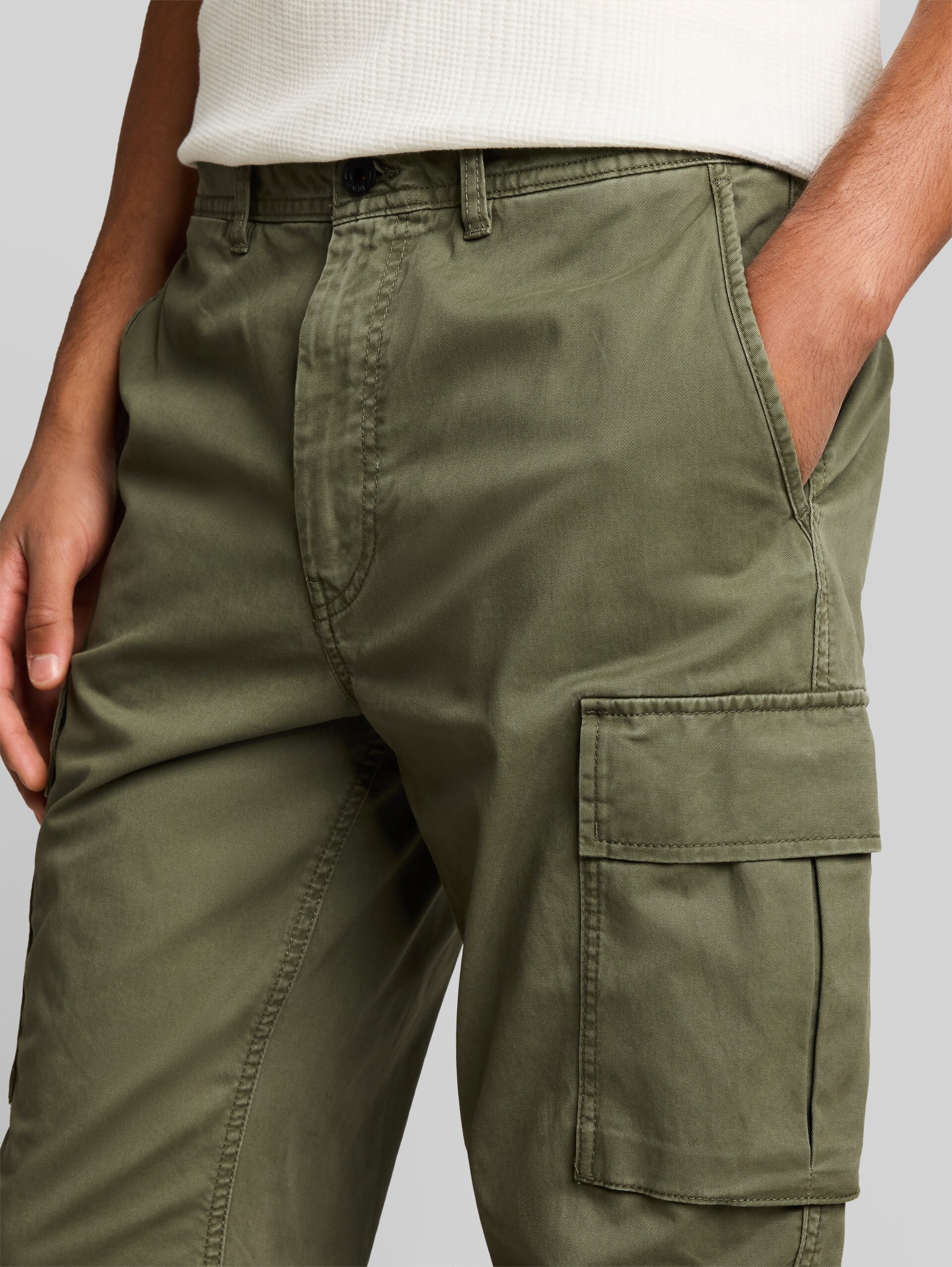 TTREGULAR Cargo Hose - urban olive green - Detail-Model-Ansicht