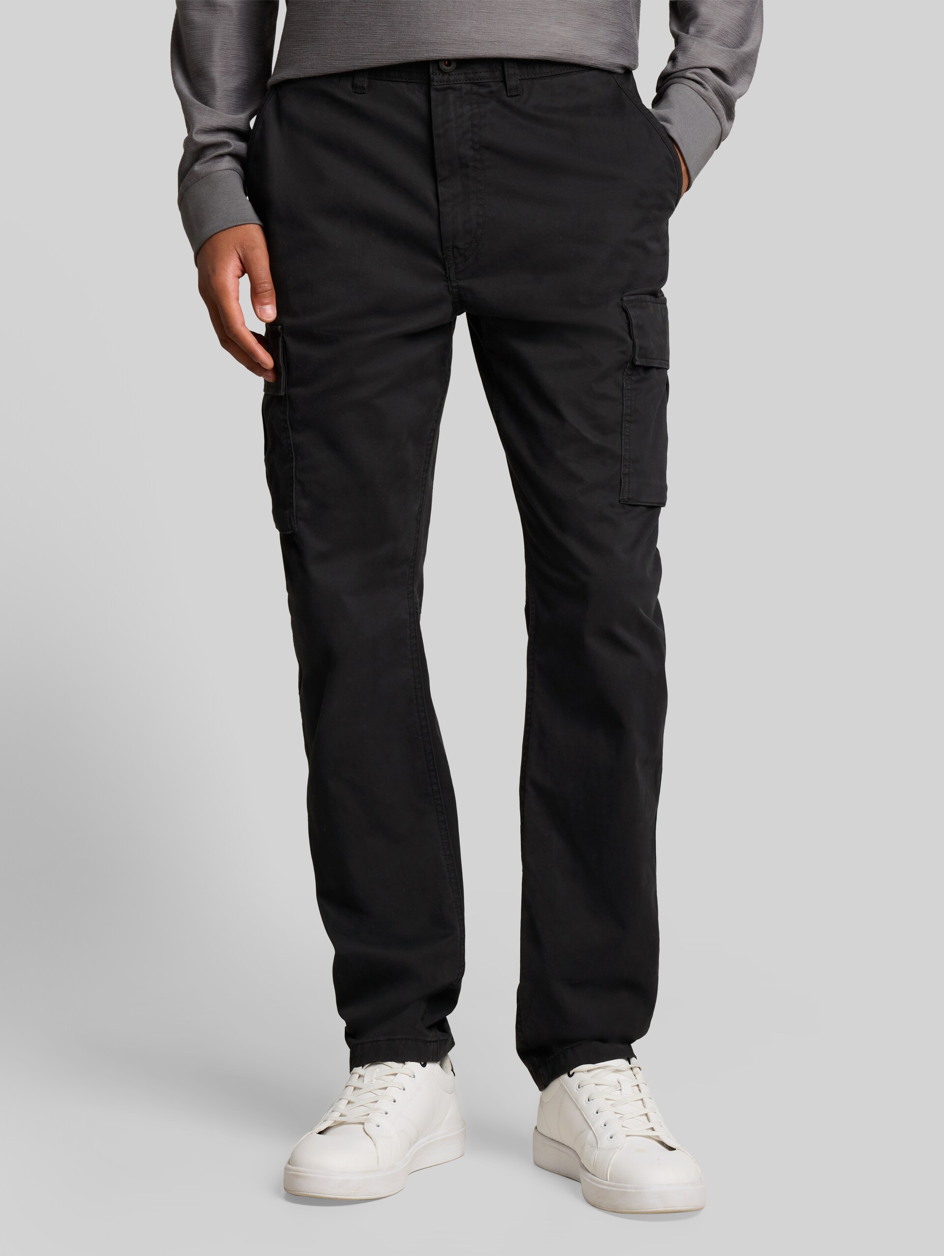 TTREGULAR Cargo Hose - Black - Ausschnitt Model-Vorderansicht