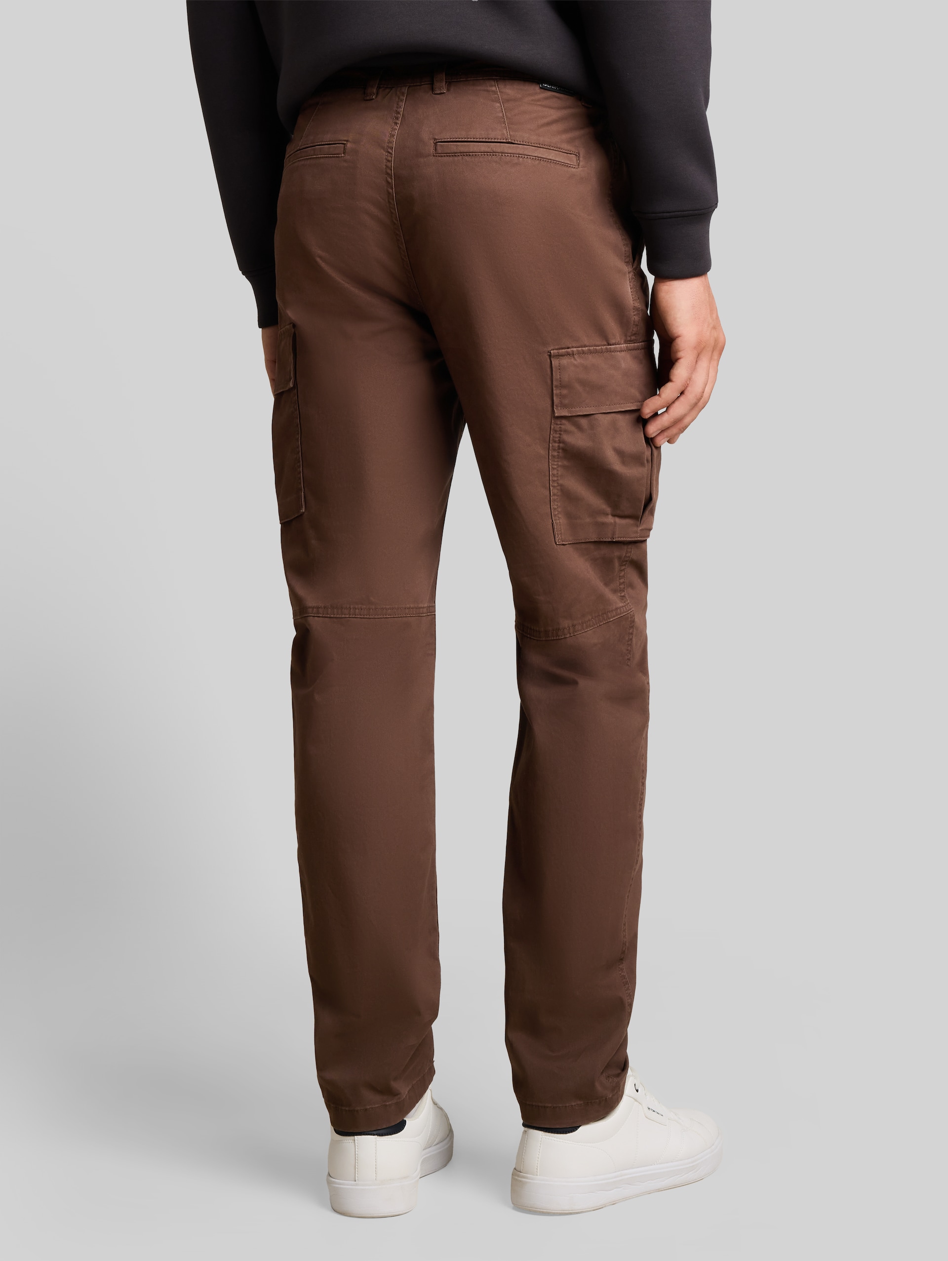 TTREGULAR cargobroek - cool dark brown - Neklijn model-achteraanzicht