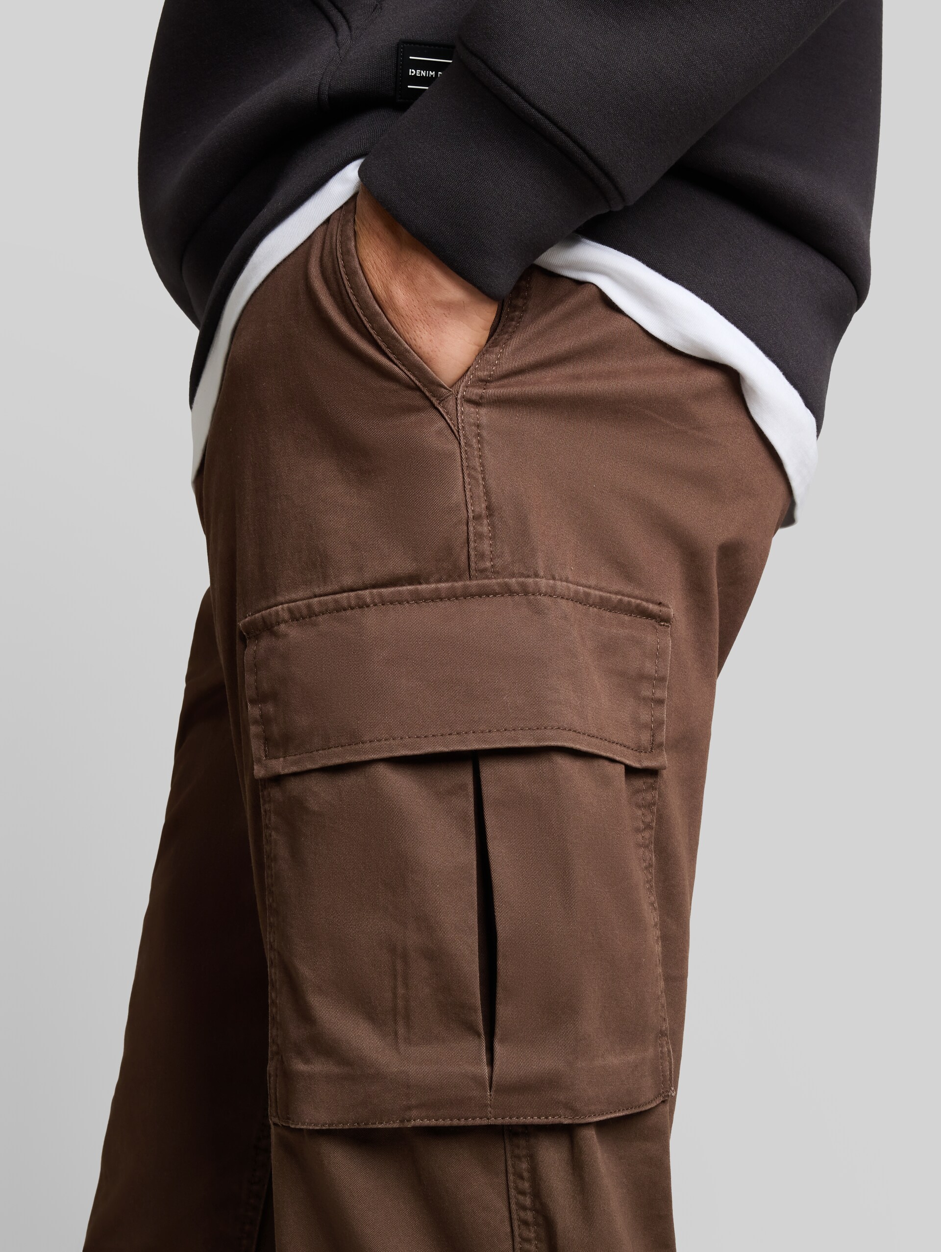 TTREGULAR cargobroek - cool dark brown - Detailaanzicht model