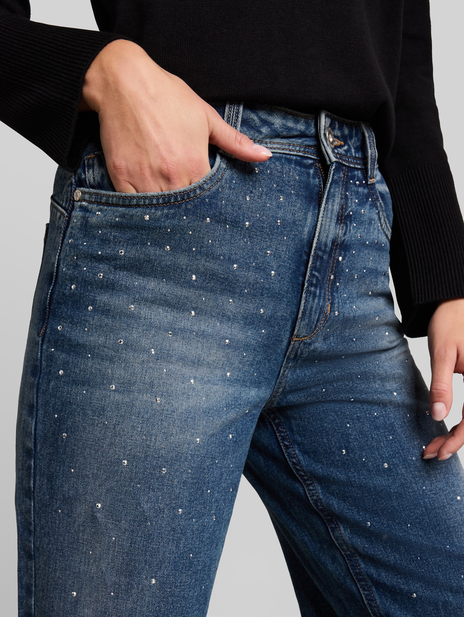 Jean TTMADINA WIDE orné de strass - vintage mid stone blue - Vue détaillée du modèle