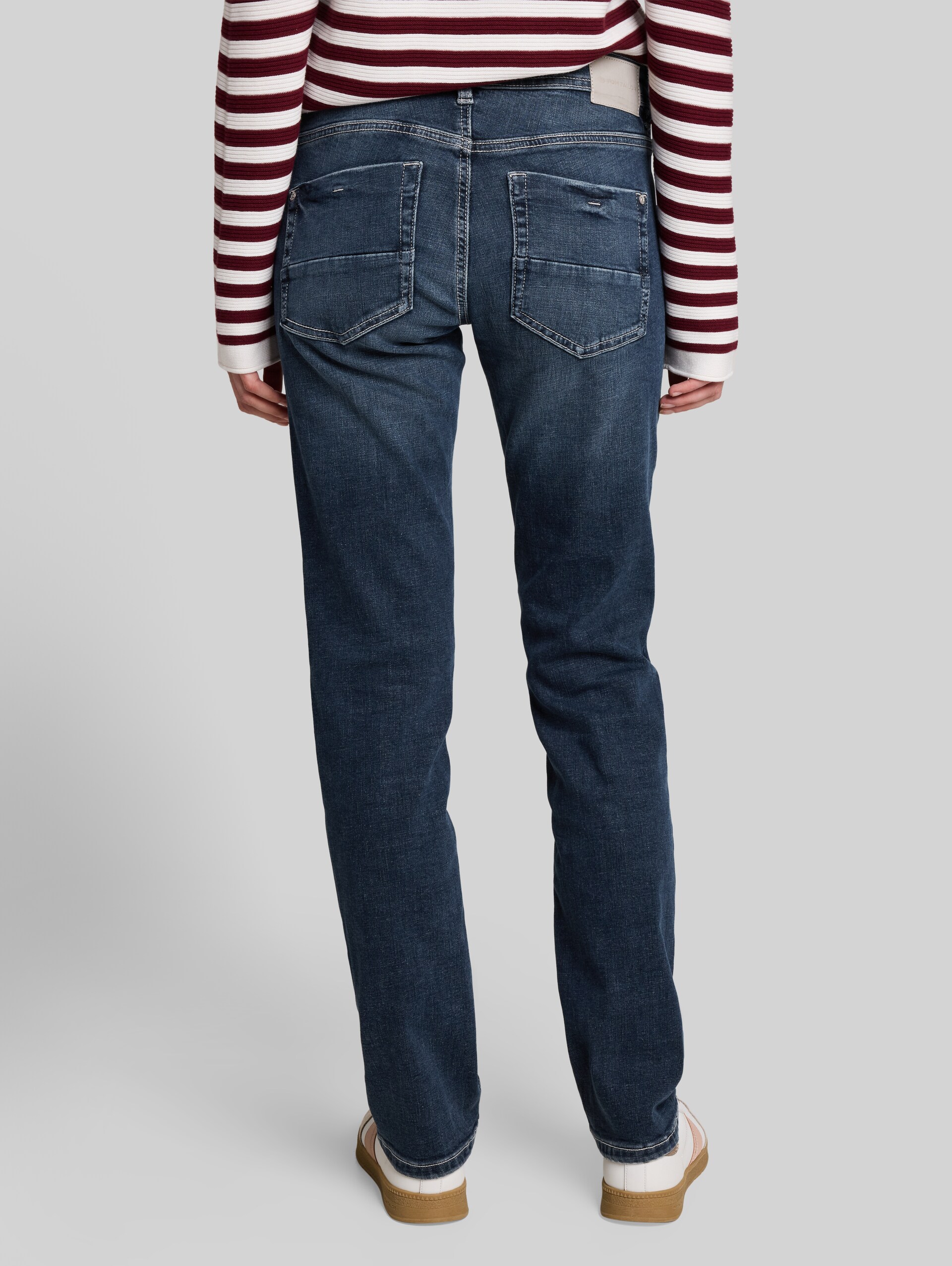 TTLIVA STRAIGHT Jeans mit Stretch - Stone Blue Denim Tint - Auschnitt Model-Rückansicht