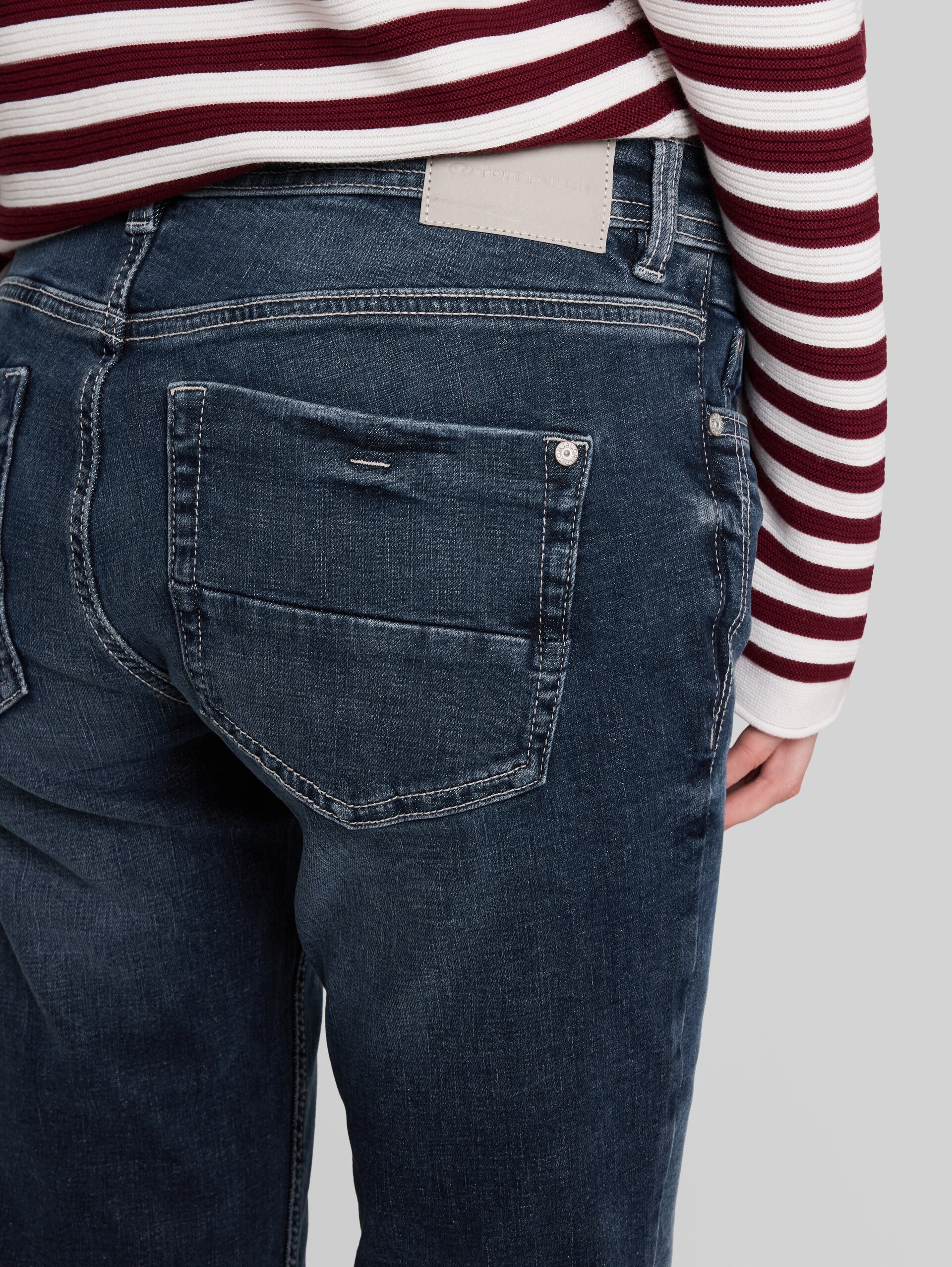 TTLIVA STRAIGHT Jeans mit Stretch - Stone Blue Denim Tint - Detail-Model-Ansicht