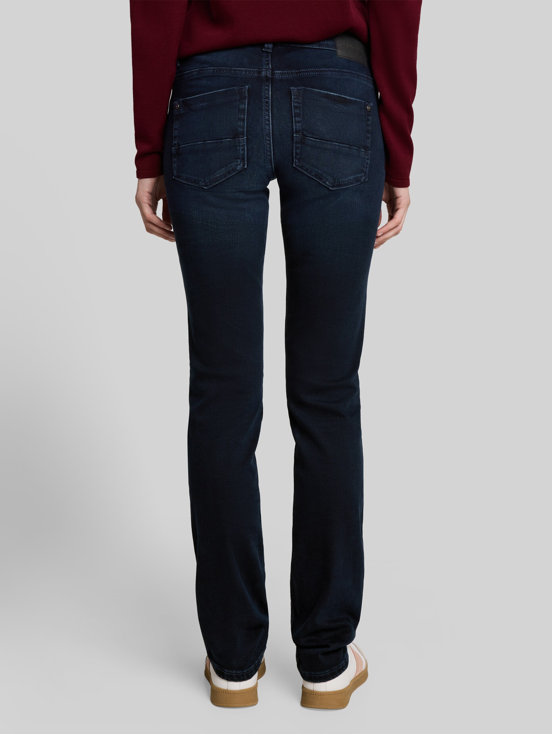TTLIVA STRAIGHT Jeans mit Stretch - Black Blue Denim - Auschnitt Model-Rückansicht