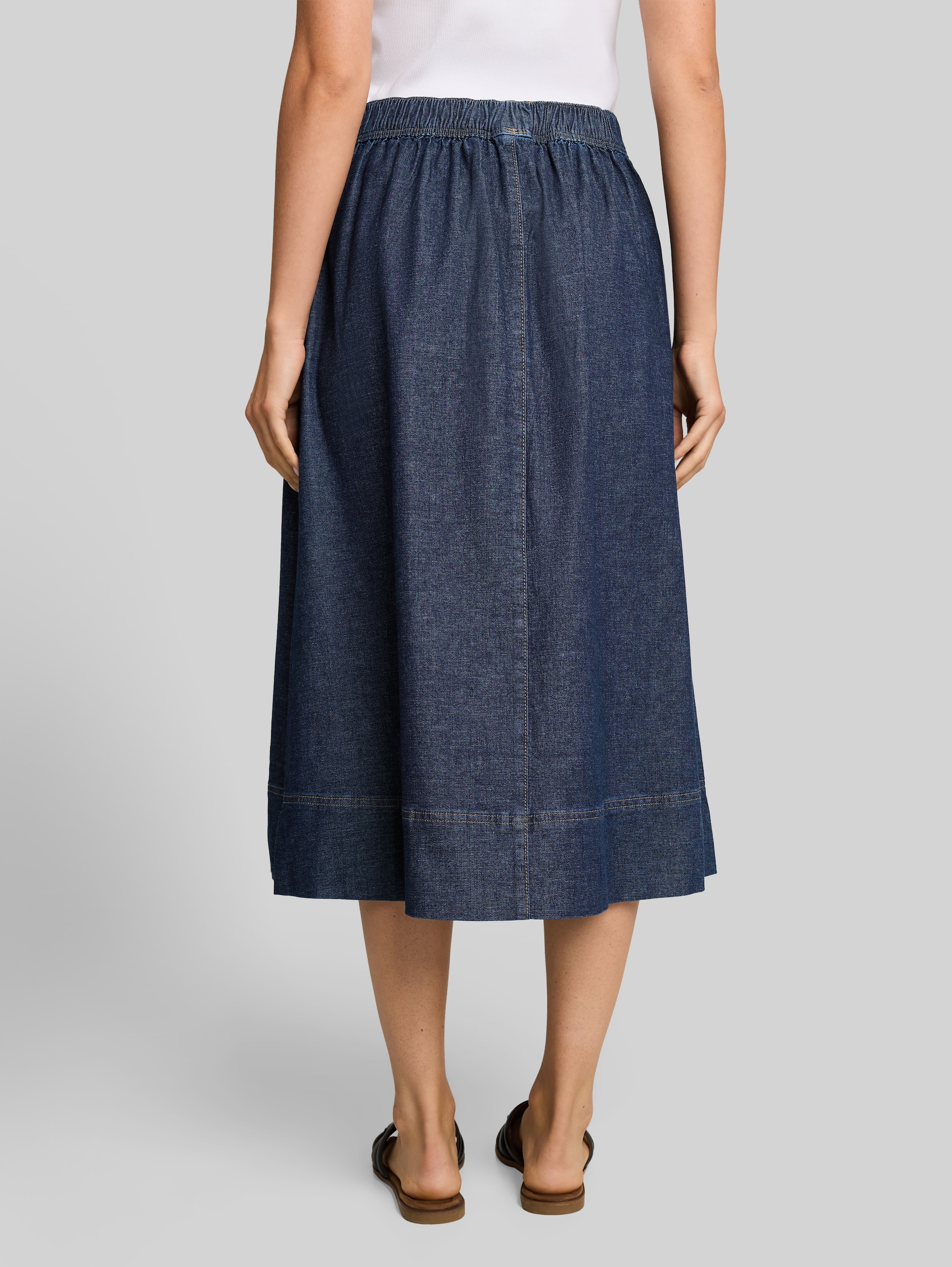 Midi-spijkerrok met zakken - Blue Rinse Denim - Neklijn model-achteraanzicht