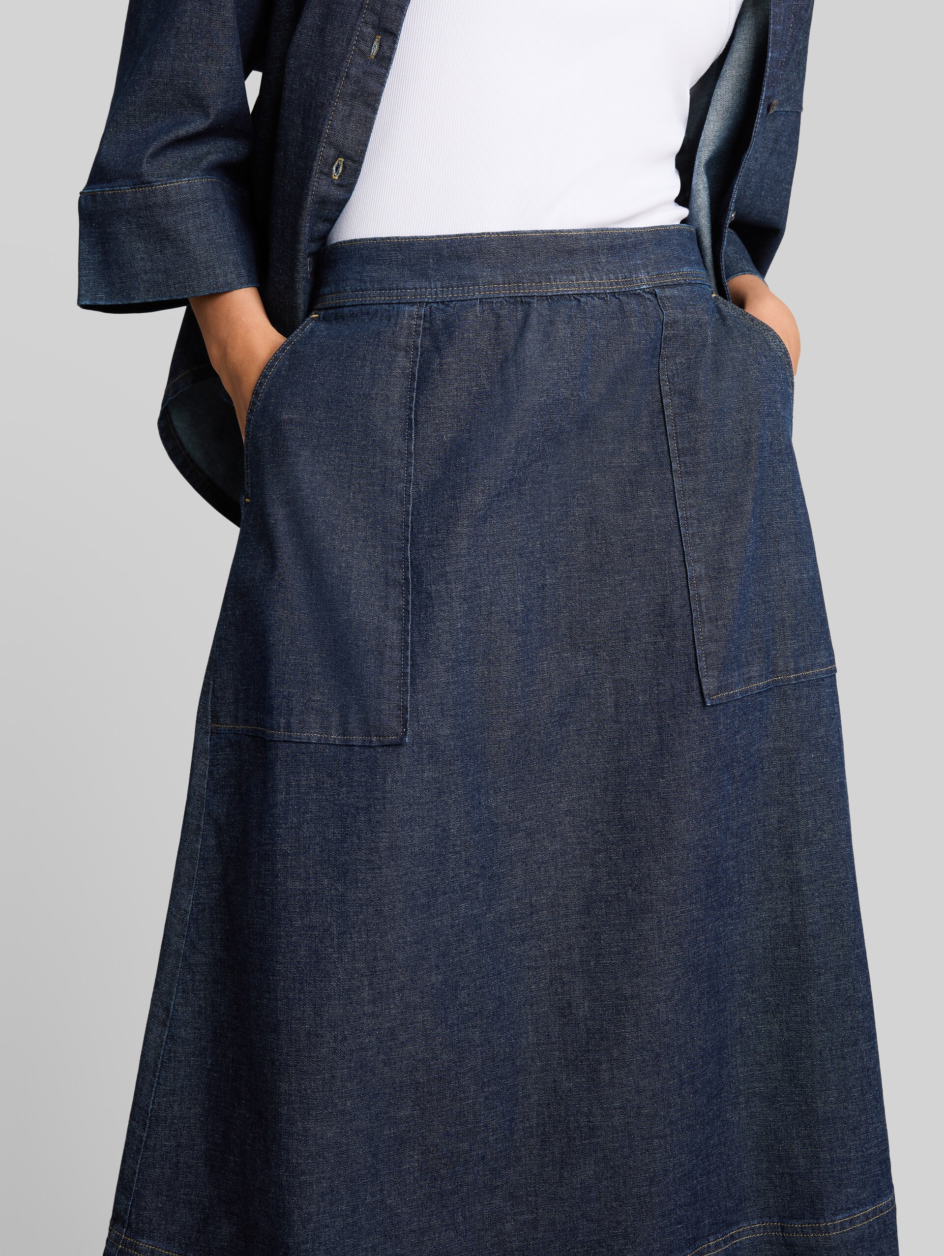 Midi-spijkerrok met zakken - Blue Rinse Denim - Detailaanzicht model