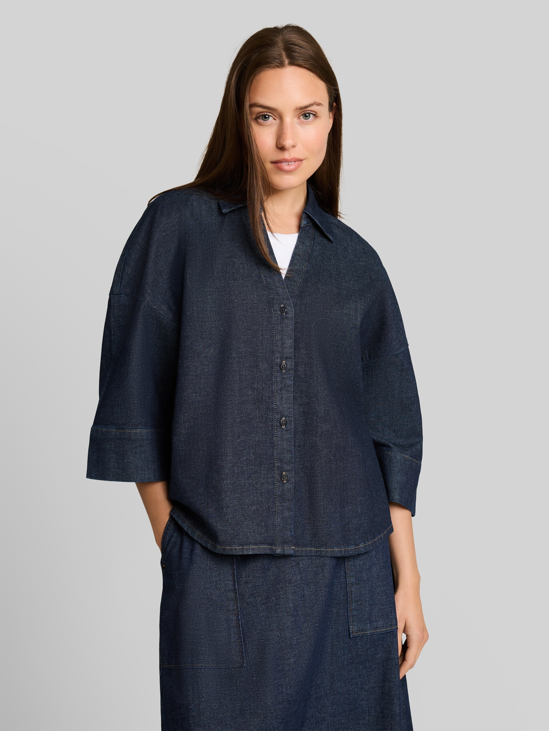 Oversize Jeansbluse mit V-Ausschnitt - Blue Rinse Denim - Ausschnitt Model-Vorderansicht