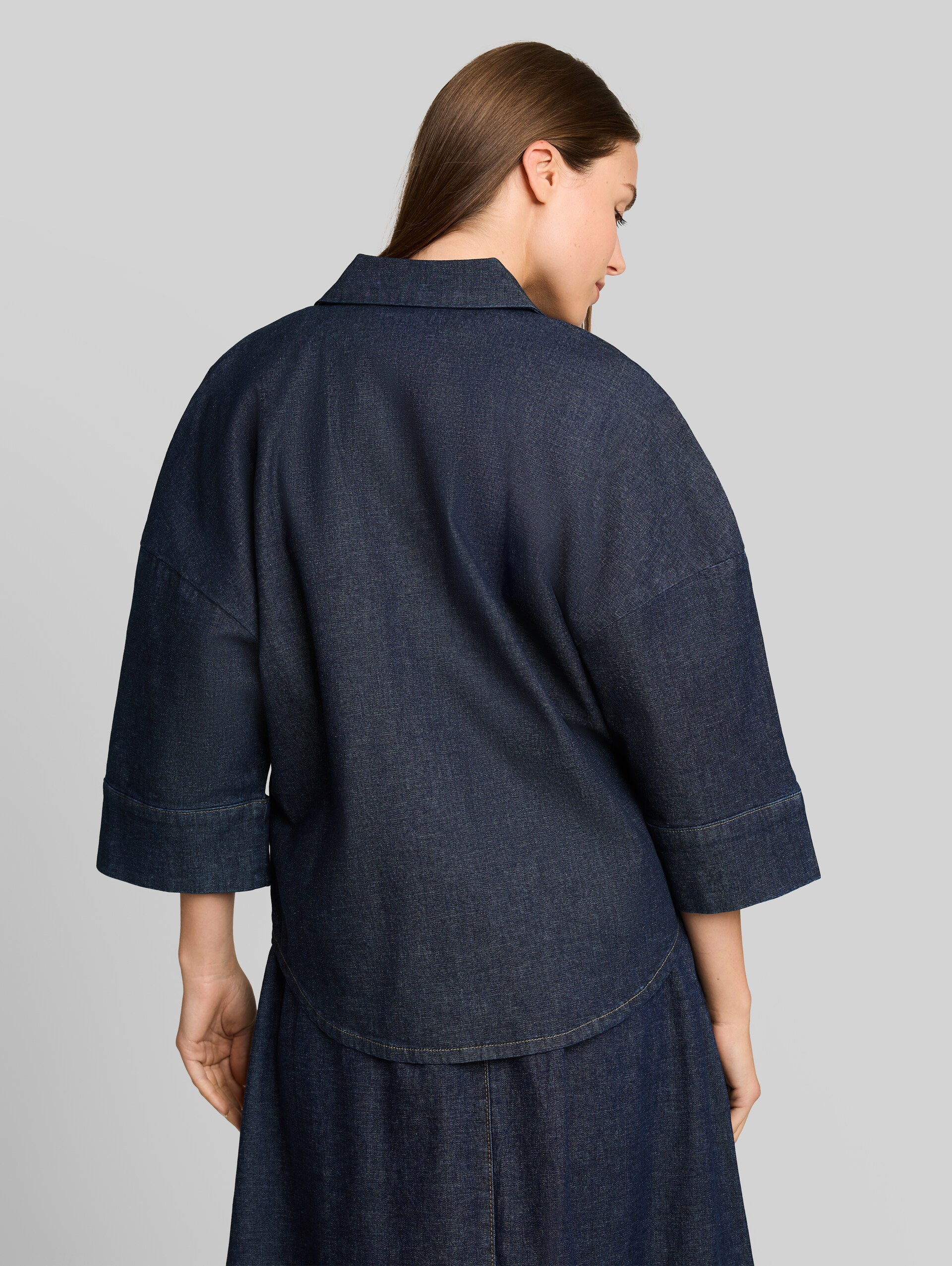 Oversize Jeansbluse mit V-Ausschnitt - Blue Rinse Denim - Auschnitt Model-Rückansicht