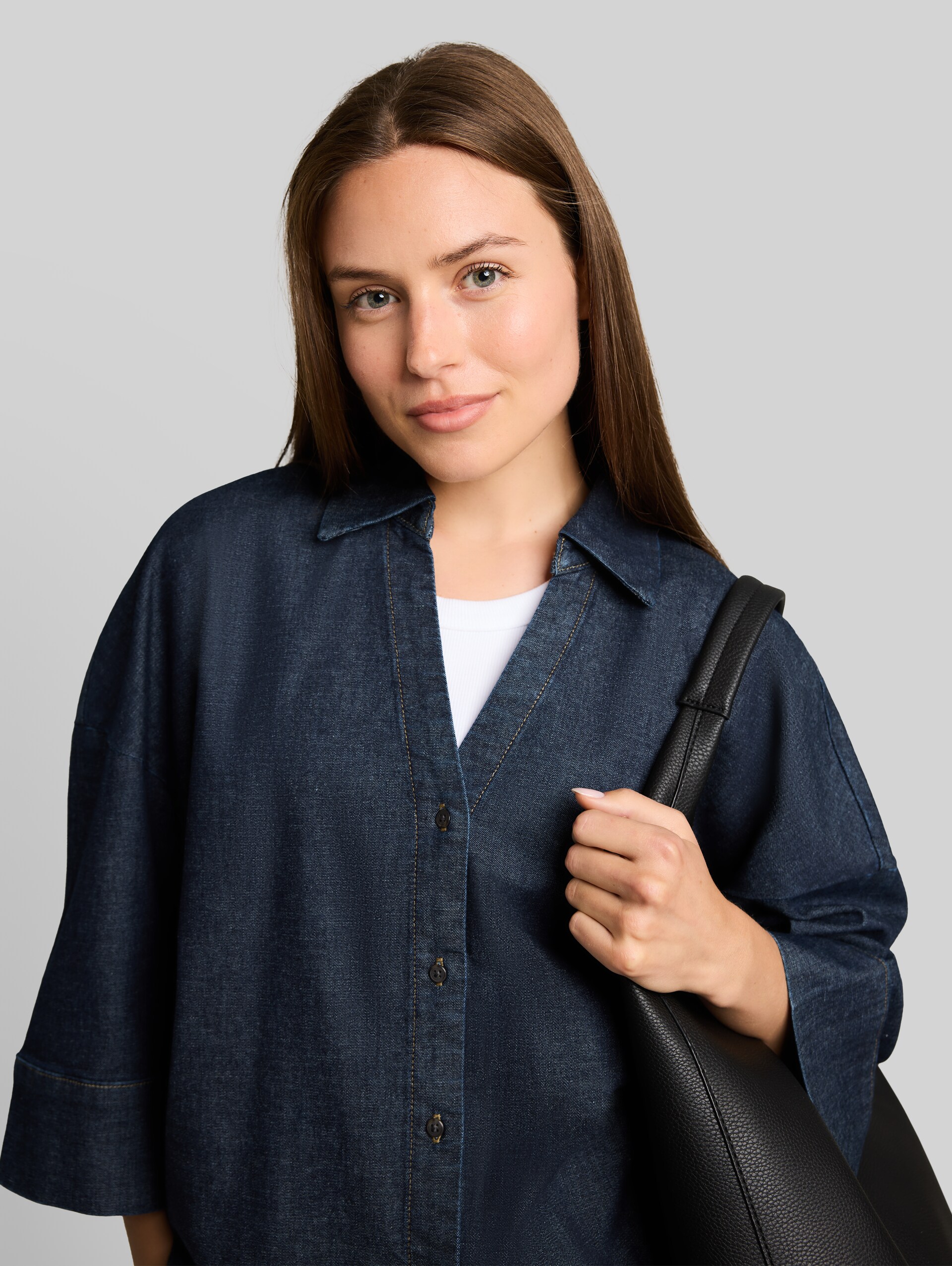 Oversize Jeansbluse mit V-Ausschnitt - Blue Rinse Denim - Detail-Model-Ansicht
