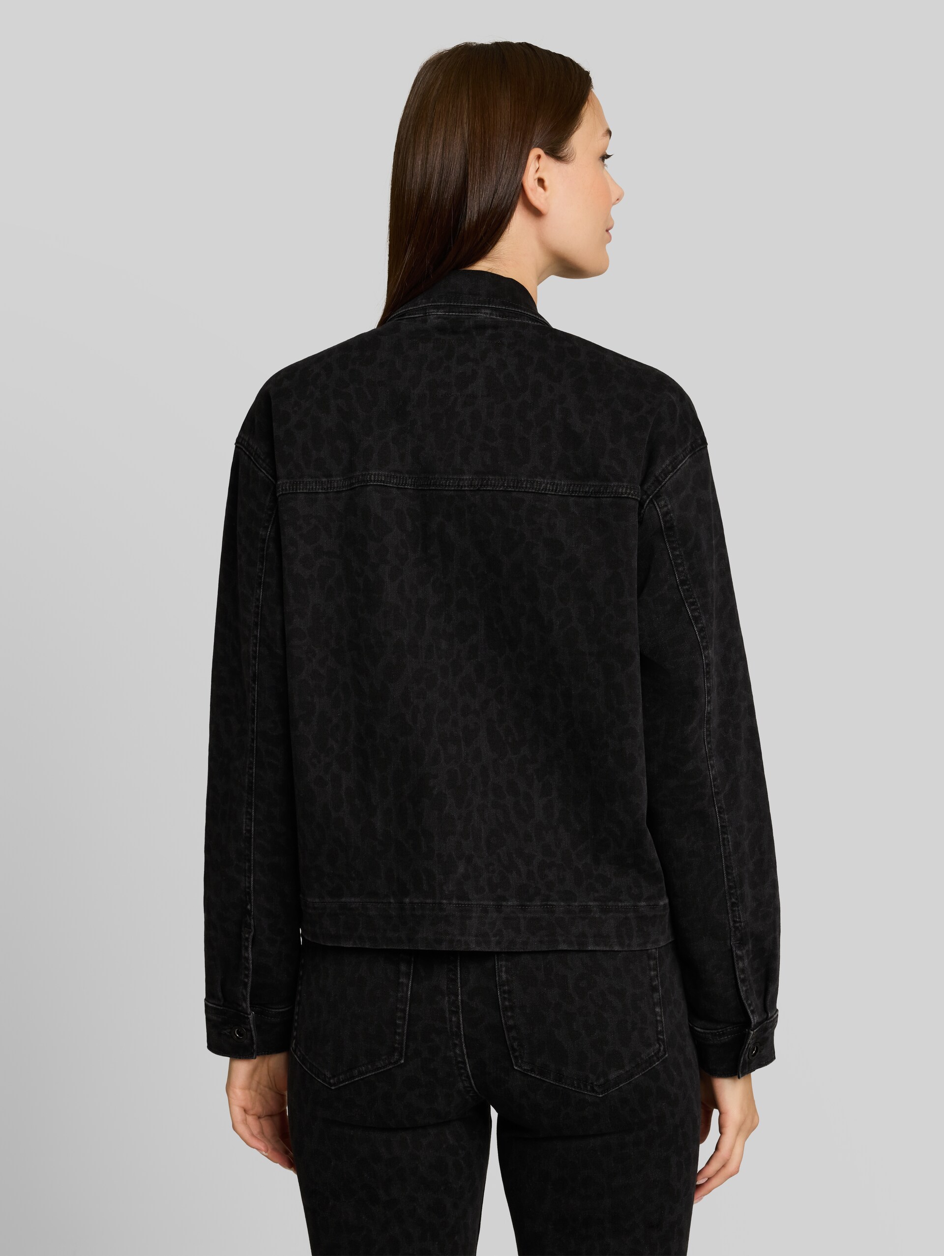 Denim jacket with leopard print - leo denim allover - Model-back view