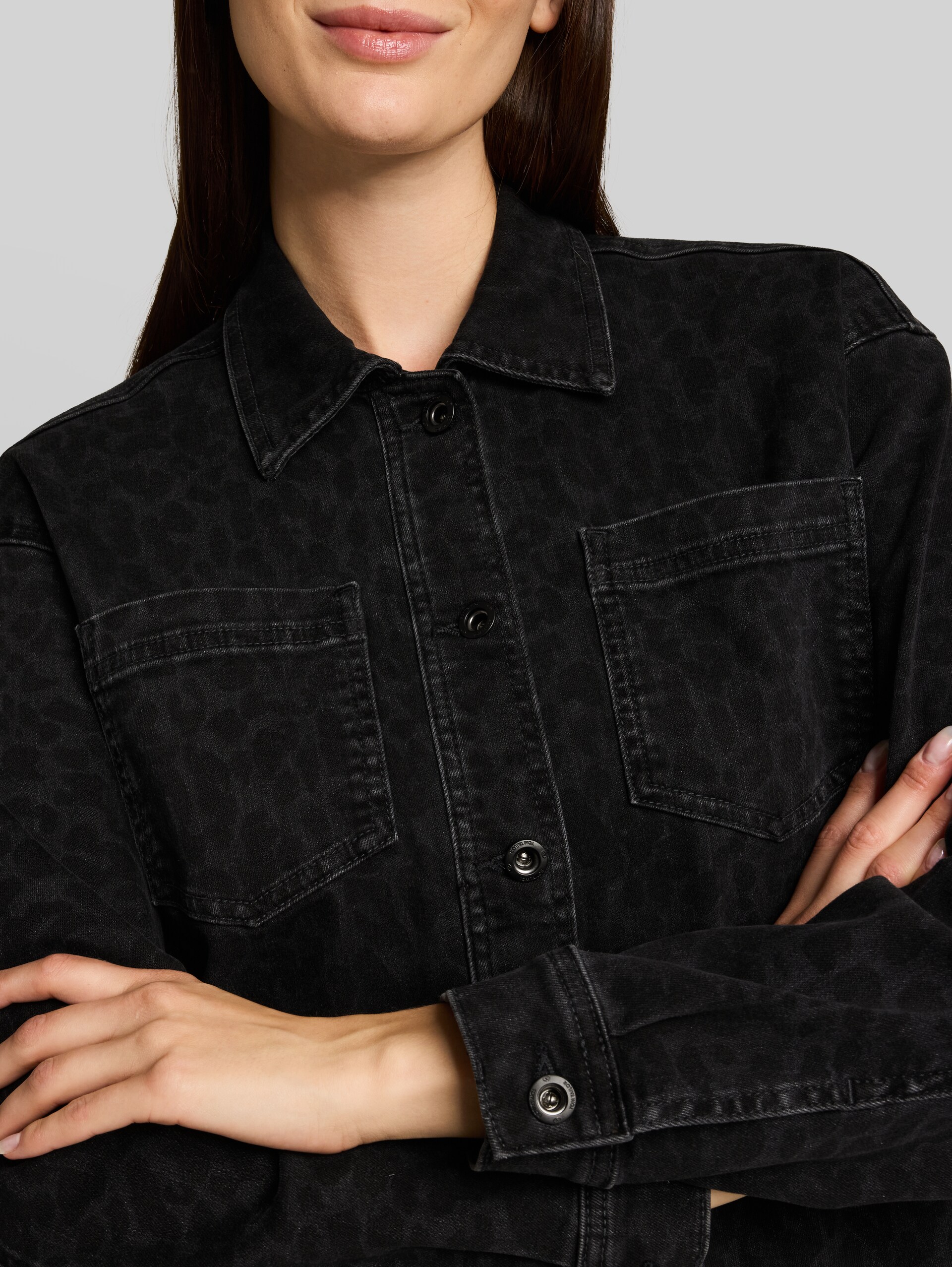 Denim jacket with leopard print - leo denim allover - Detail model view