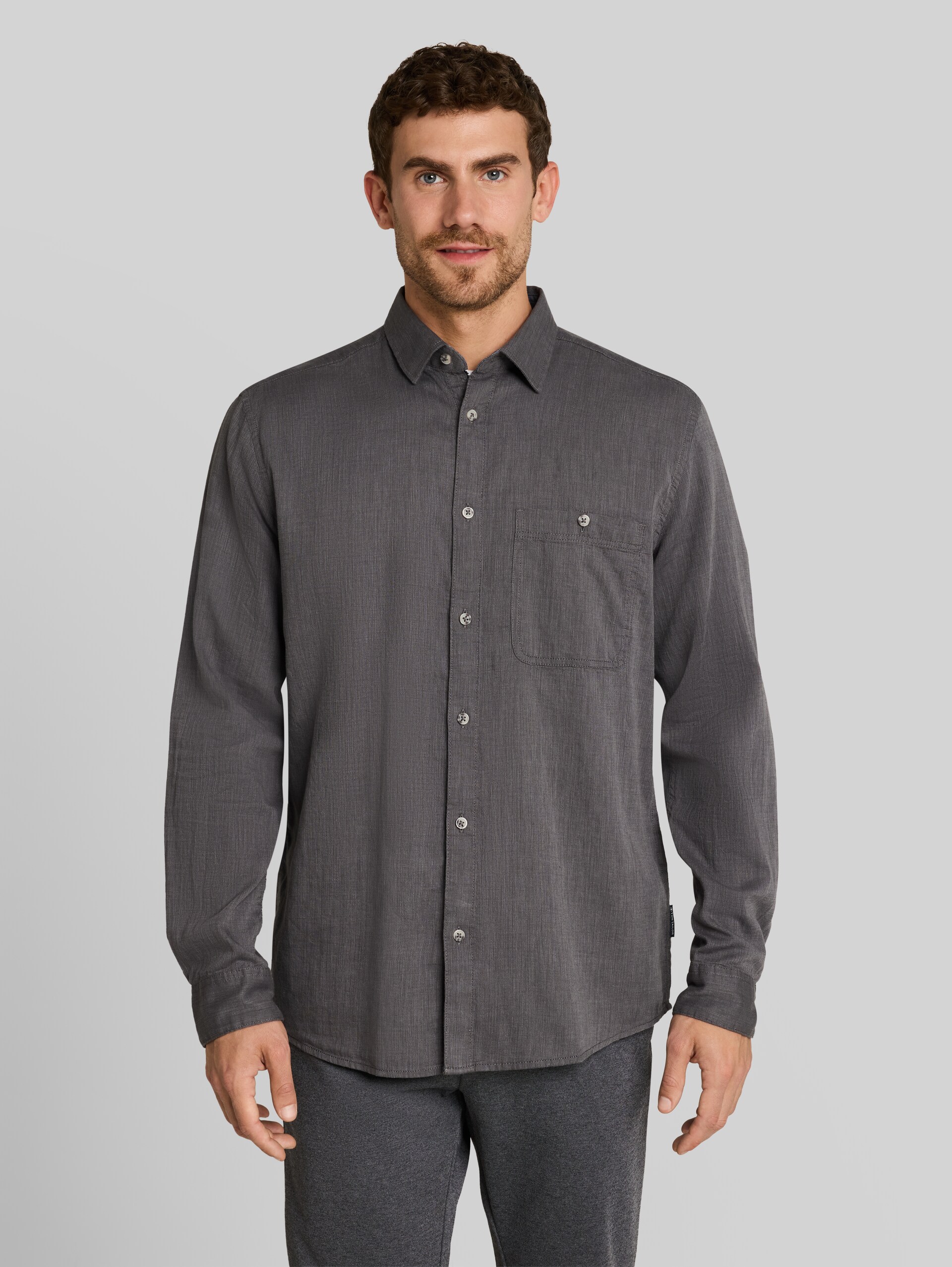 Chemise Regular Fit avec poche poitrine - tarmac grey structure - Découpe Vue de face du modèle