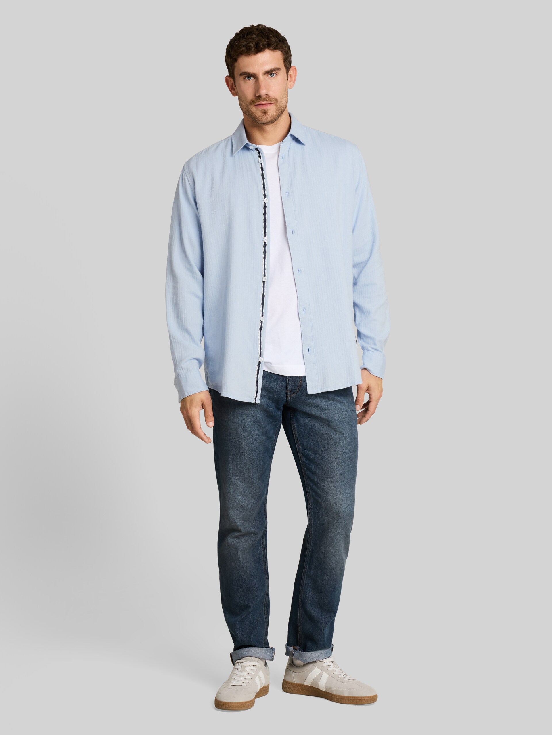 Chemise en coton à coupe classique - pale blue herringbone - Vue de face du modèle