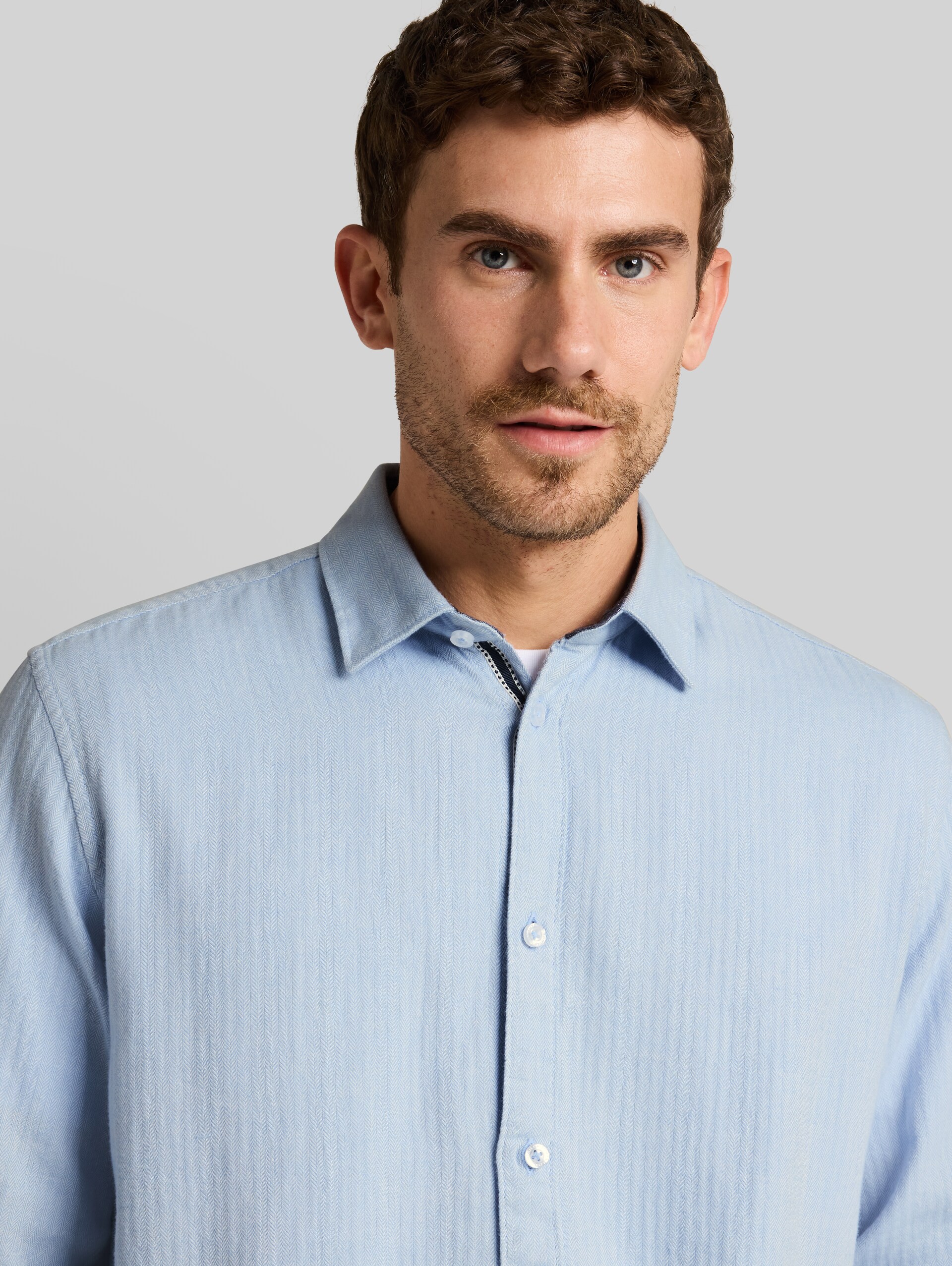 Chemise en coton à coupe classique - pale blue herringbone - Vue détaillée du modèle