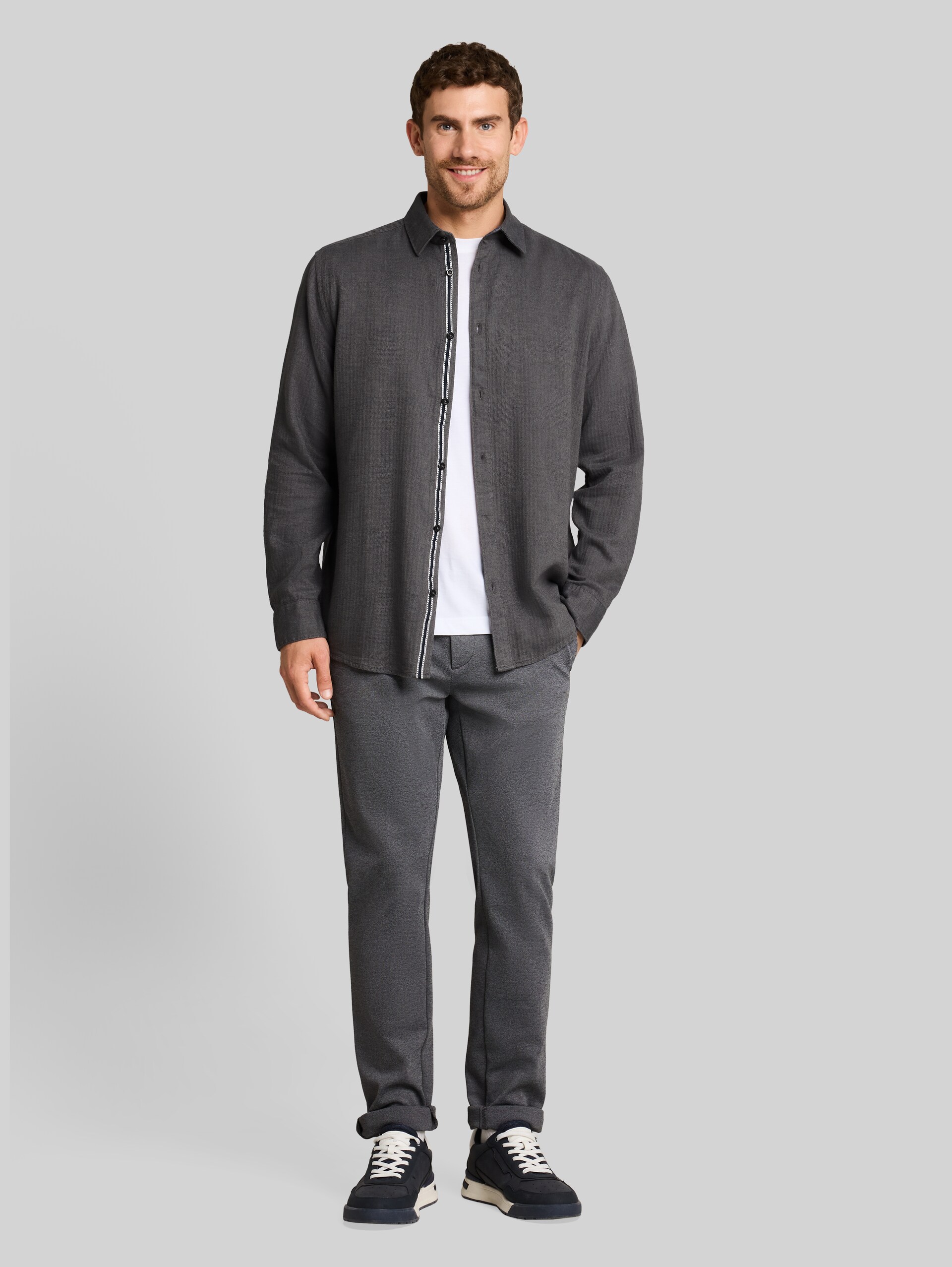 Chemise en coton à coupe classique - tarmac grey herringbone - Vue de face du modèle