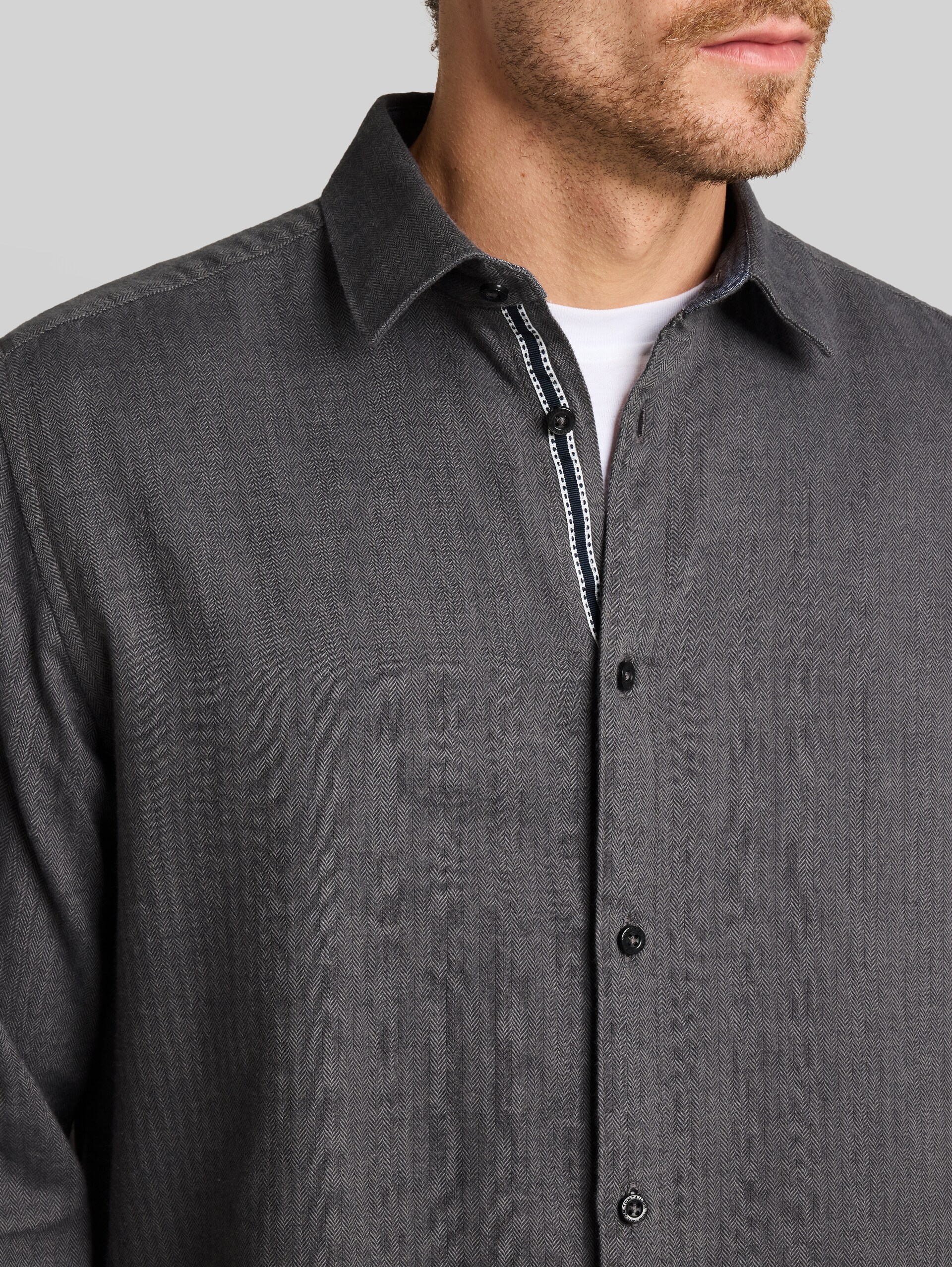 Chemise en coton à coupe classique - tarmac grey herringbone - Vue détaillée du modèle