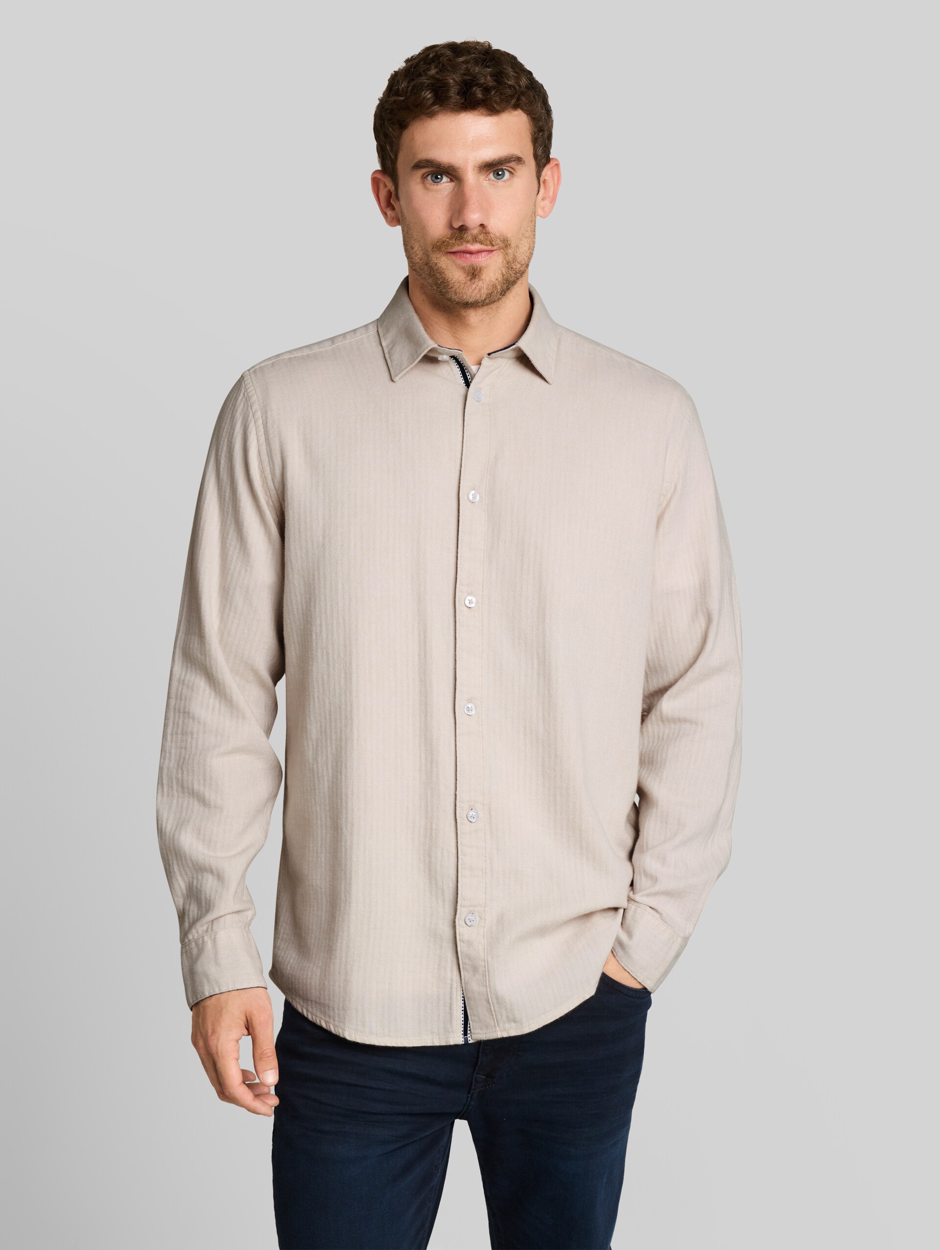 Chemise en coton à coupe classique - off white herringbone - Découpe Vue de face du modèle