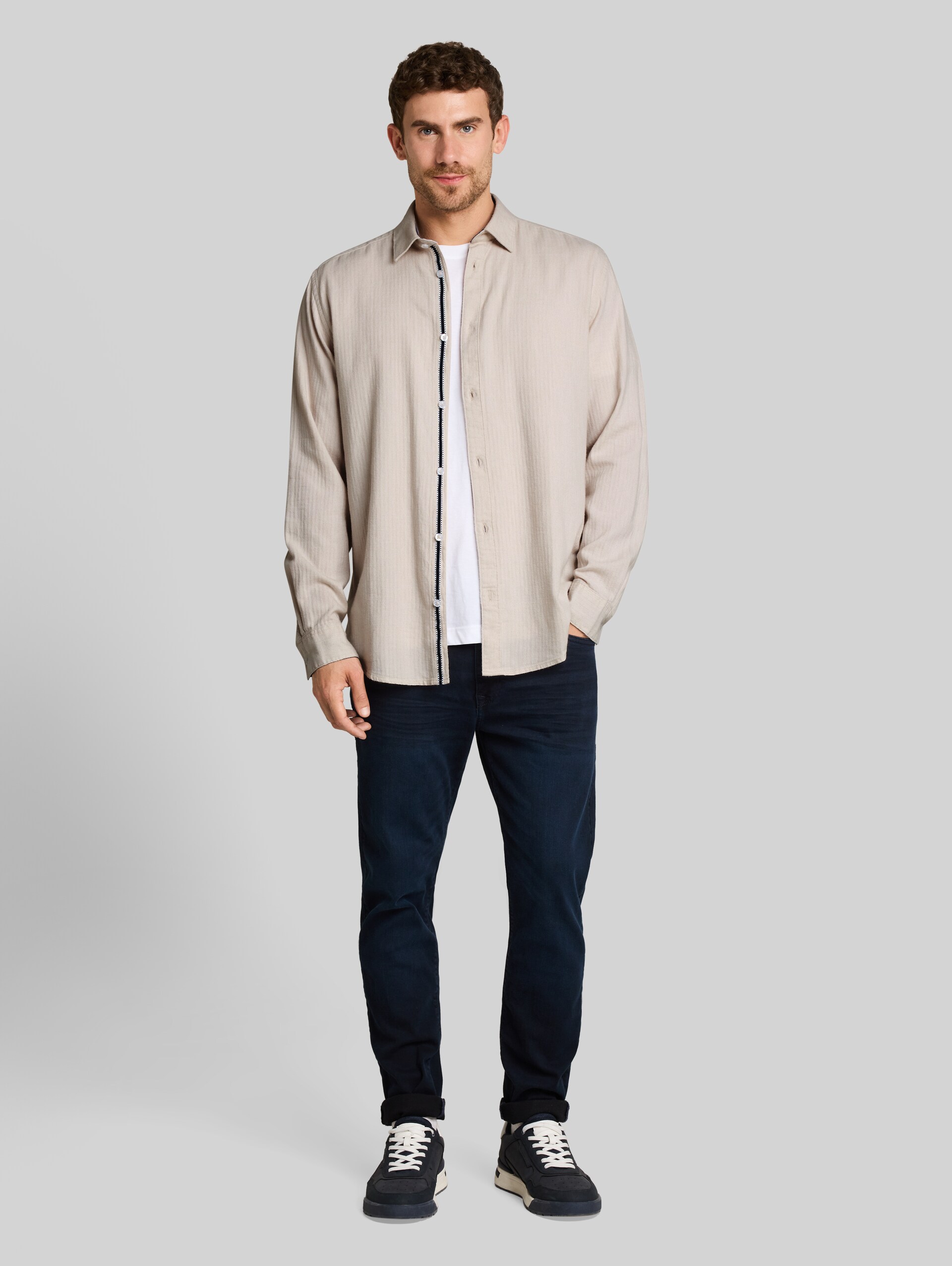 Chemise en coton à coupe classique - off white herringbone - Vue de face du modèle
