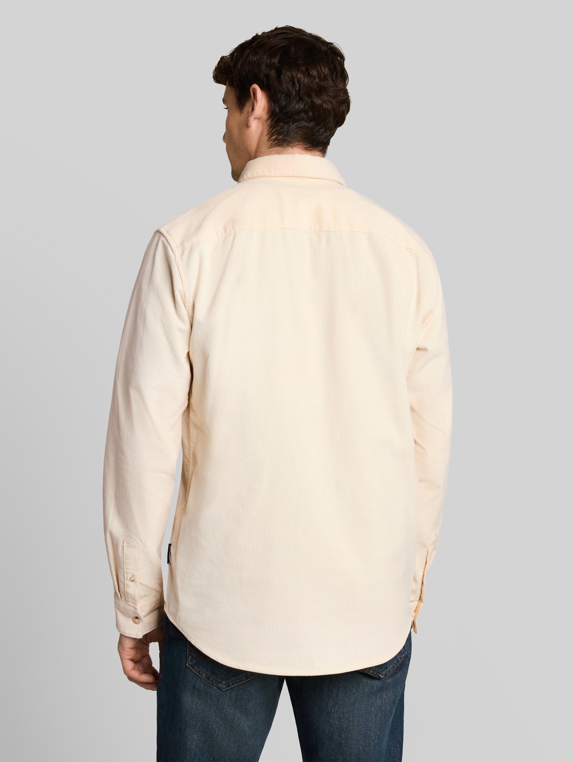 Chemise en velours côtelé coupe classique avec poche poitrine - Gardenia White - Découpe Vue arrière du modèle