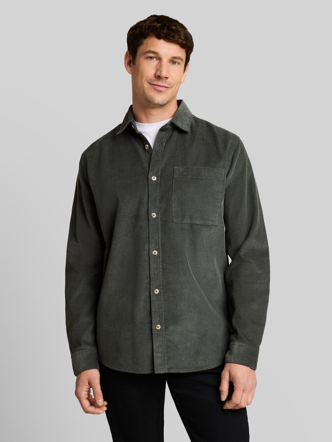 Chemise en velours côtelé coupe classique avec poche poitrine par Men, Darkest Olive