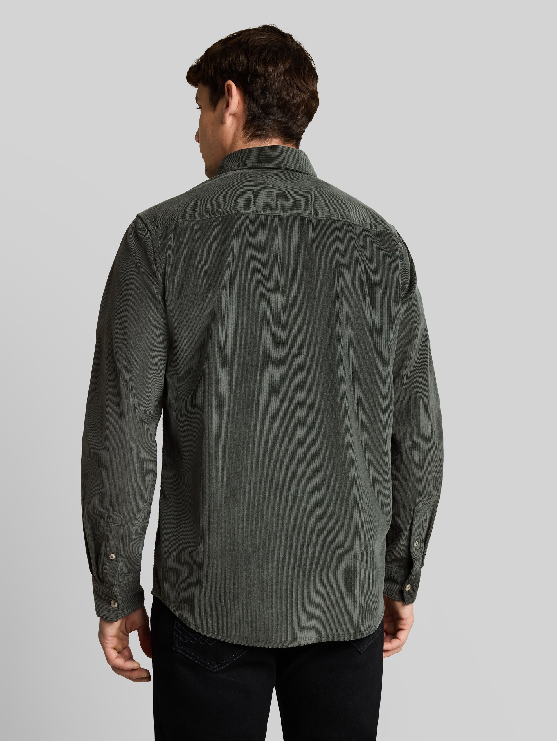 Chemise en velours côtelé coupe classique avec poche poitrine - Darkest Olive - Découpe Vue arrière du modèle