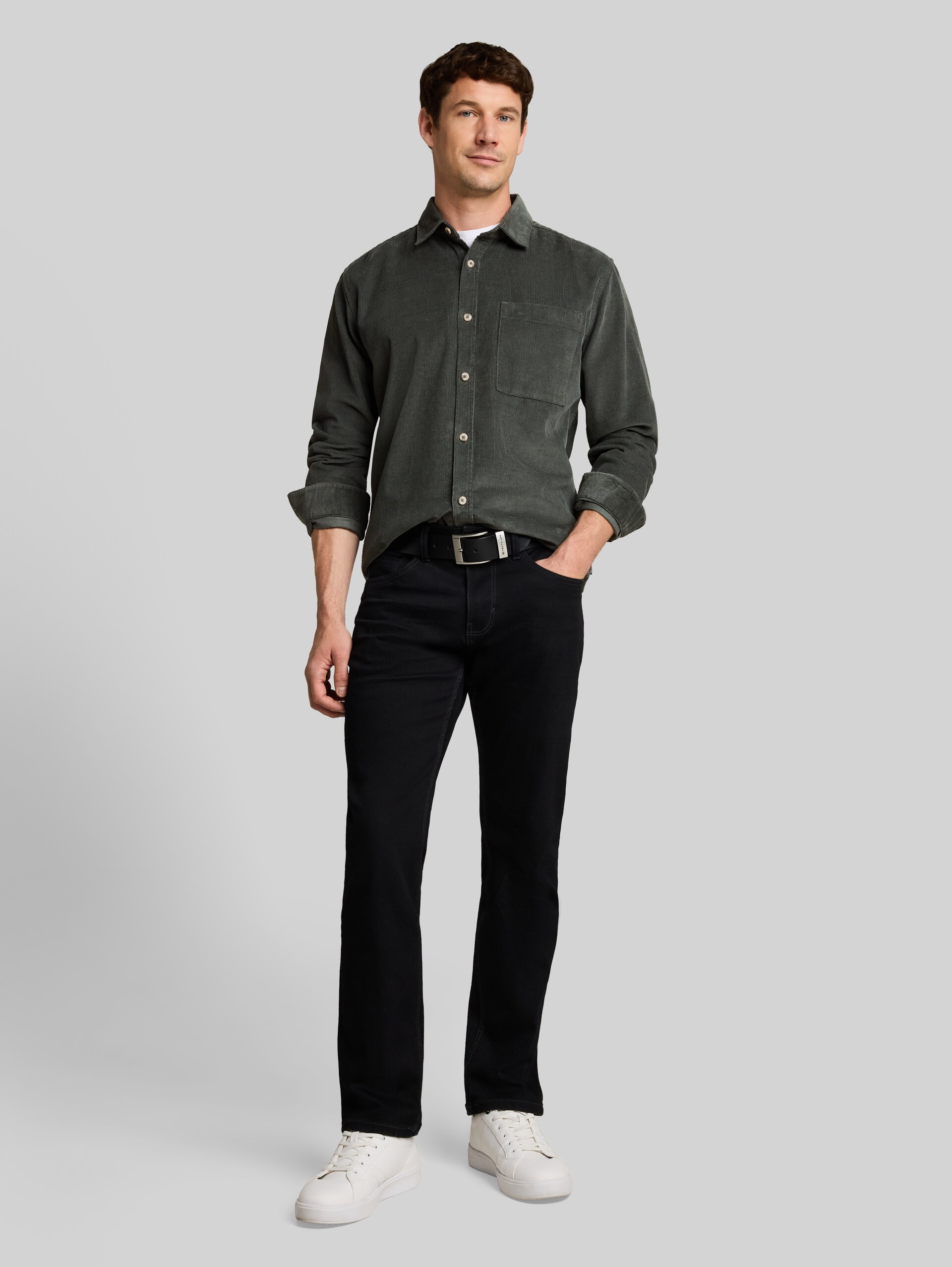 Chemise en velours côtelé coupe classique avec poche poitrine - Darkest Olive - Vue de face du modèle