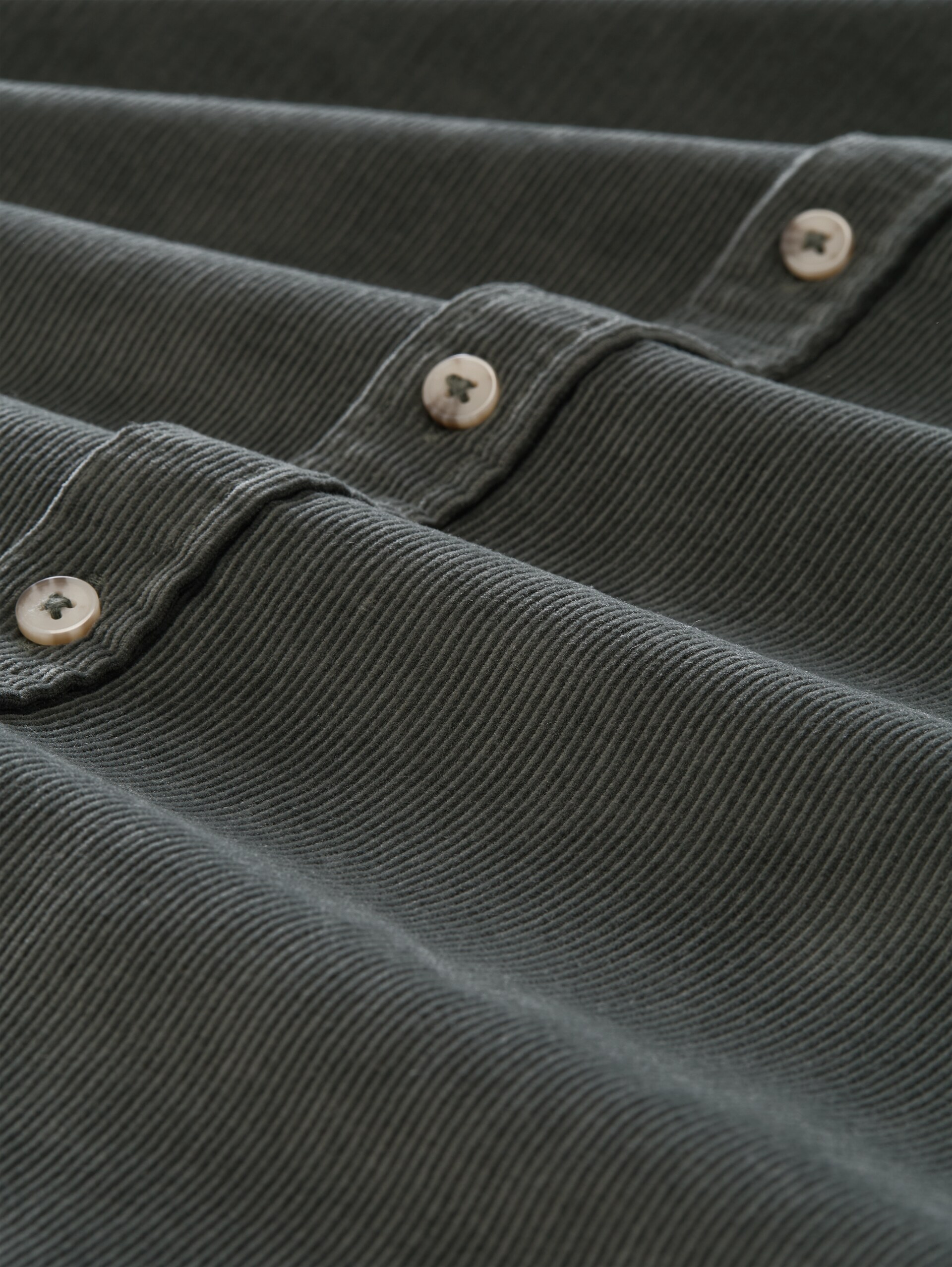 Chemise en velours côtelé coupe classique avec poche poitrine - Darkest Olive - Vue de la matière