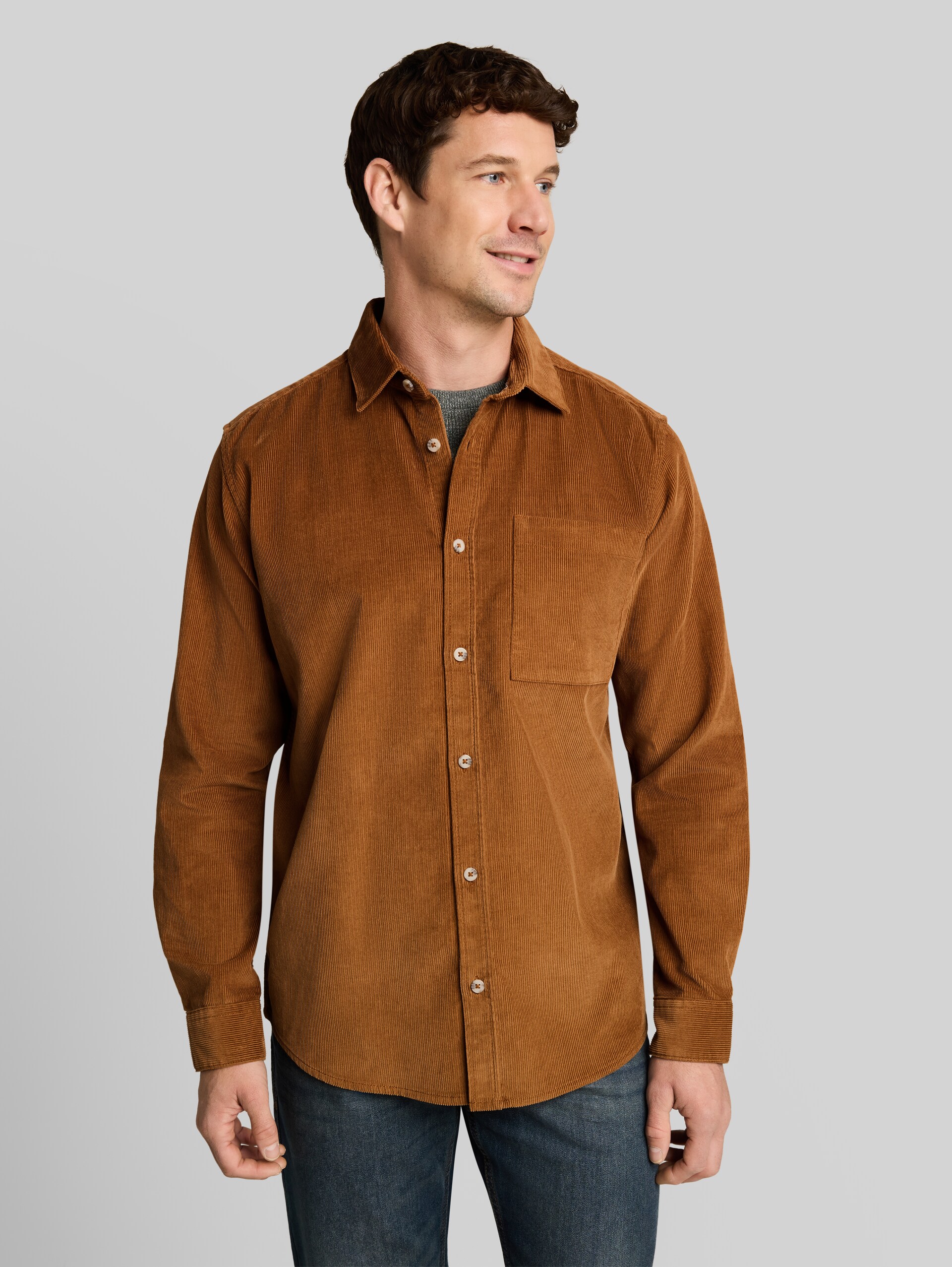 Chemise en velours côtelé coupe classique avec poche poitrine - bright camel brown - Découpe Vue de face du modèle