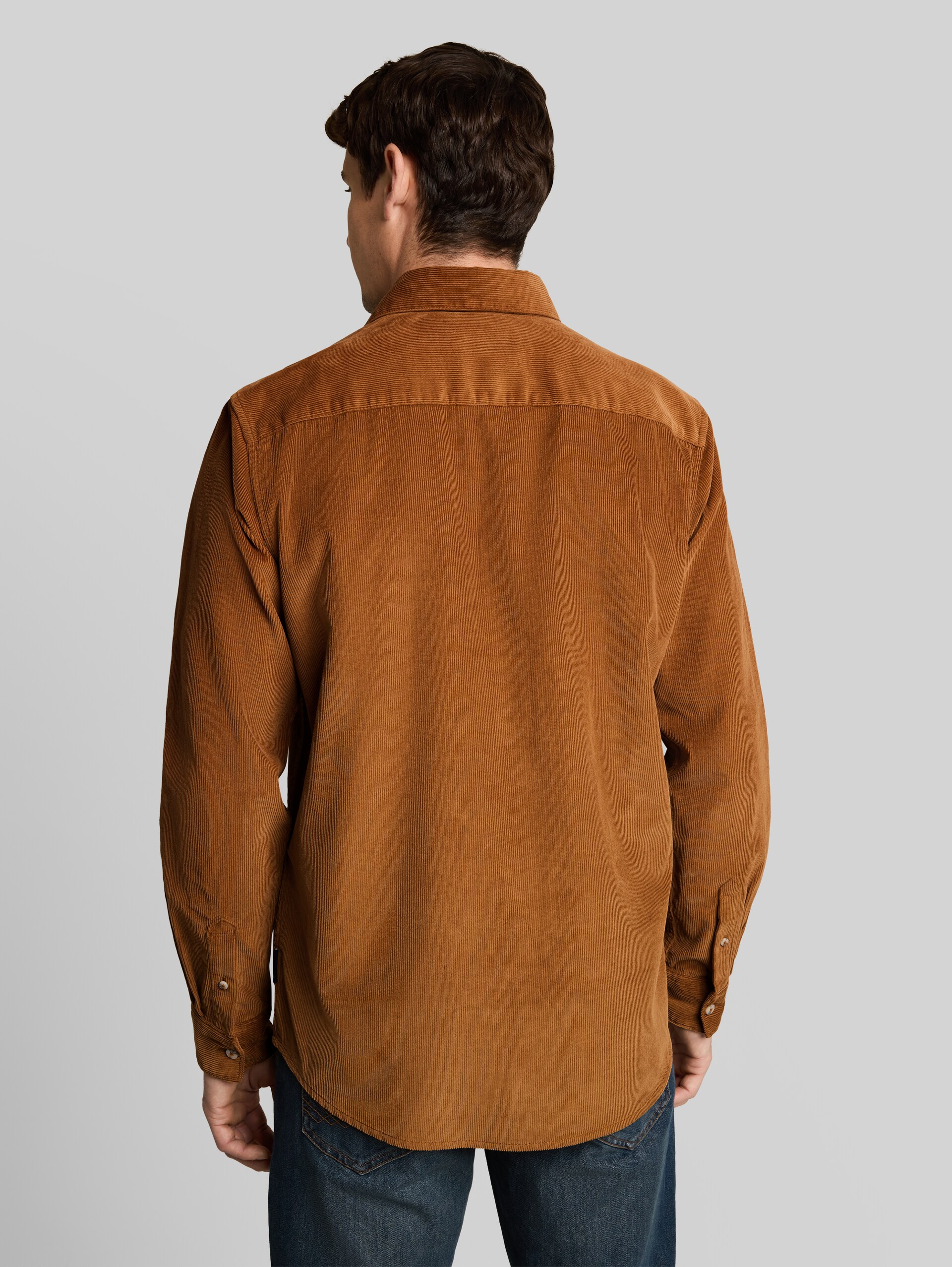 Chemise en velours côtelé coupe classique avec poche poitrine - bright camel brown - Découpe Vue arrière du modèle