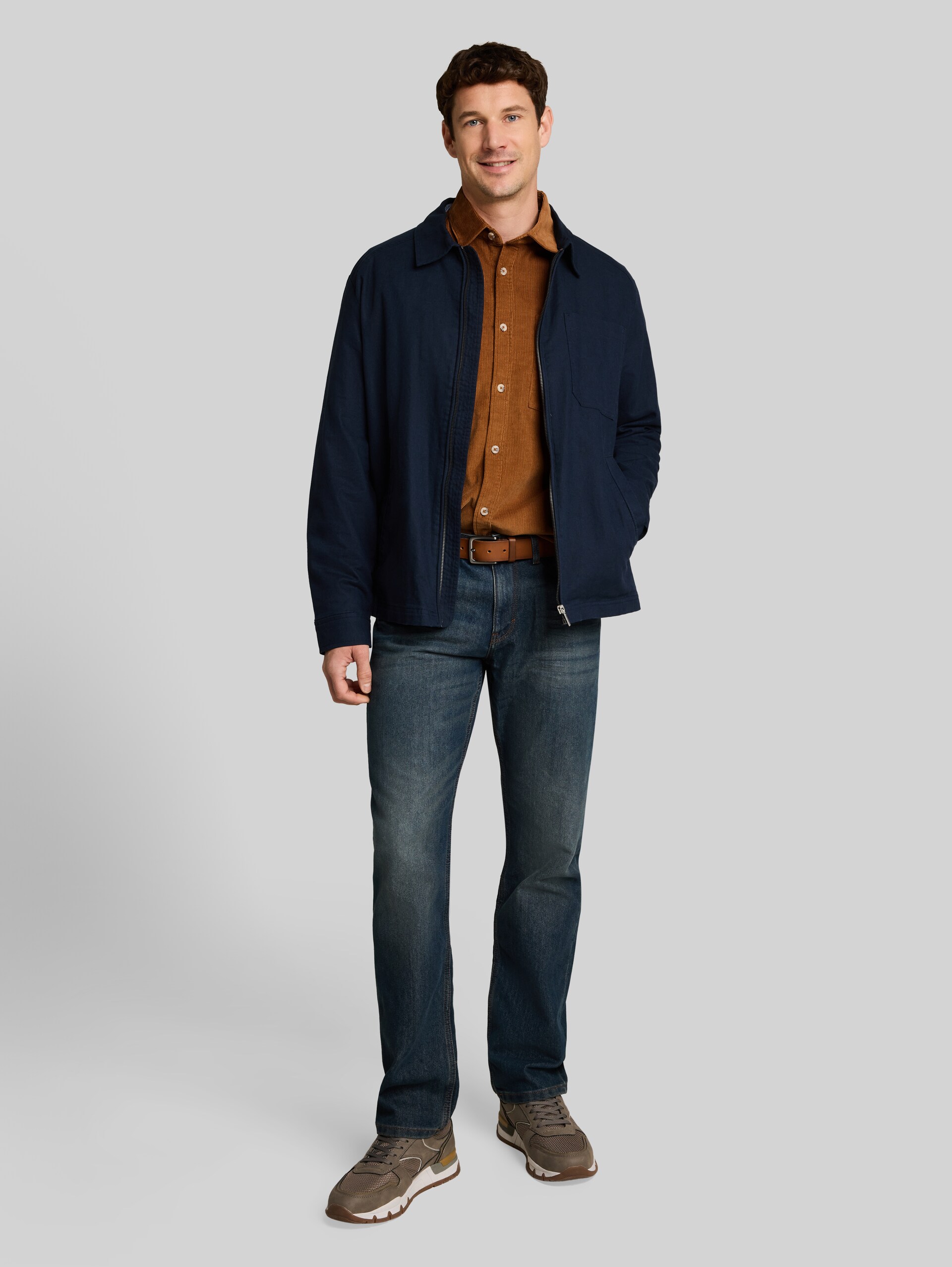 Chemise en velours côtelé coupe classique avec poche poitrine - bright camel brown - Vue de face du modèle