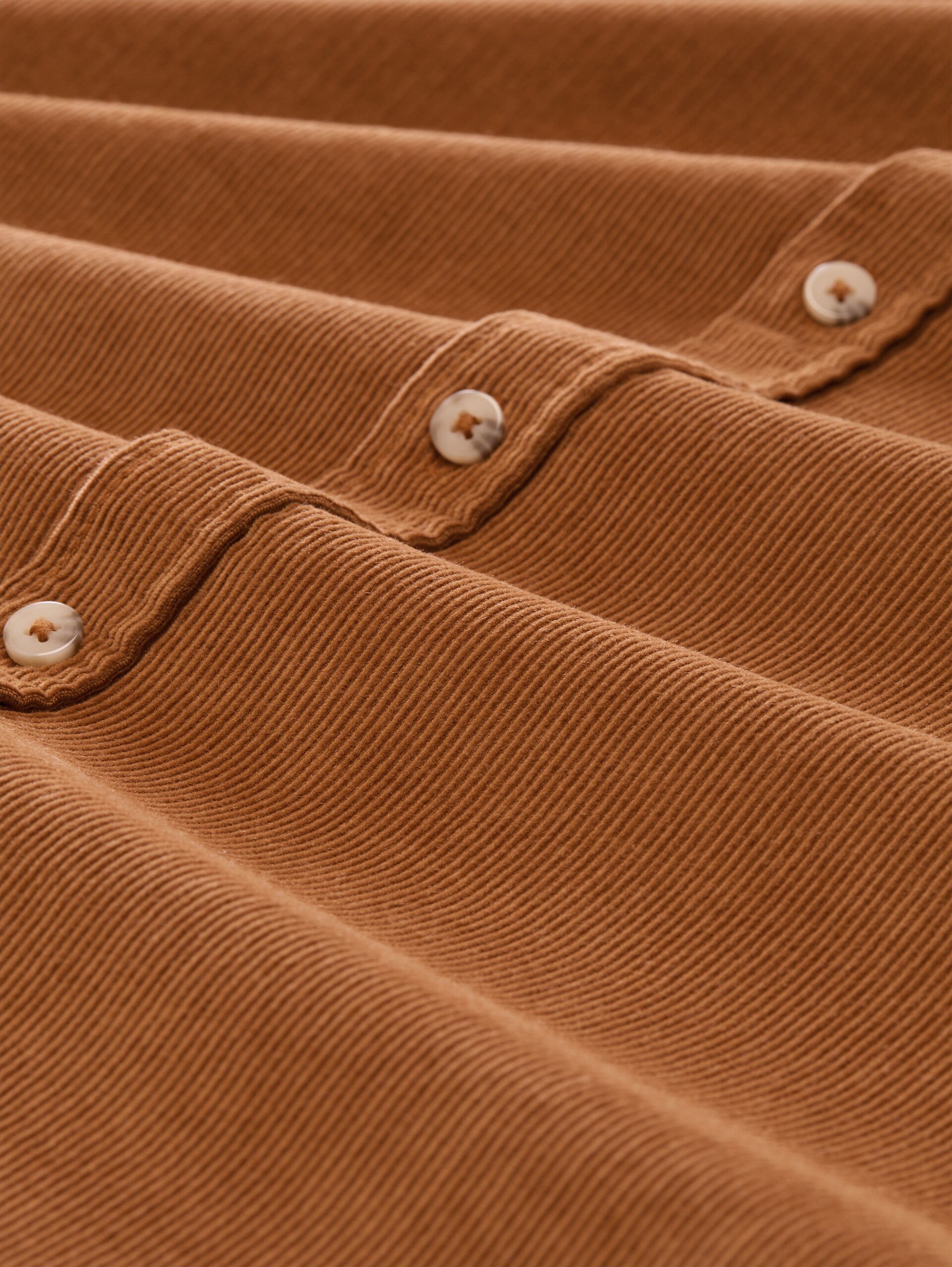 Chemise en velours côtelé coupe classique avec poche poitrine - bright camel brown - Vue de la matière