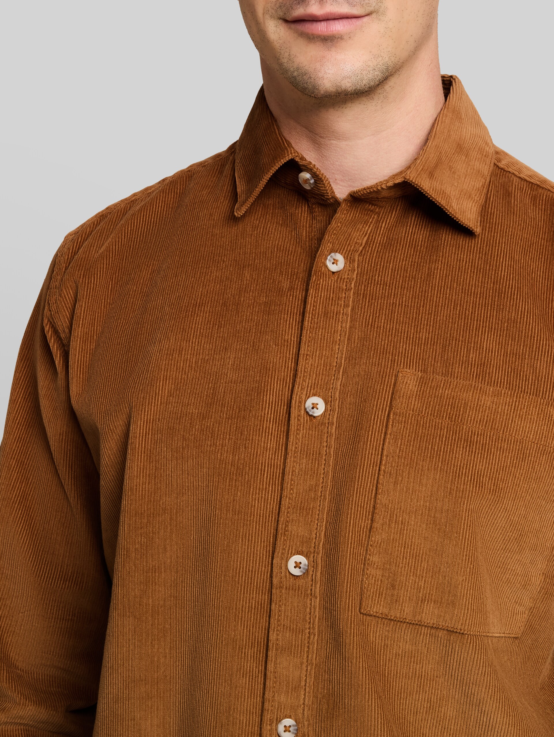 Chemise en velours côtelé coupe classique avec poche poitrine - bright camel brown - Vue détaillée du modèle