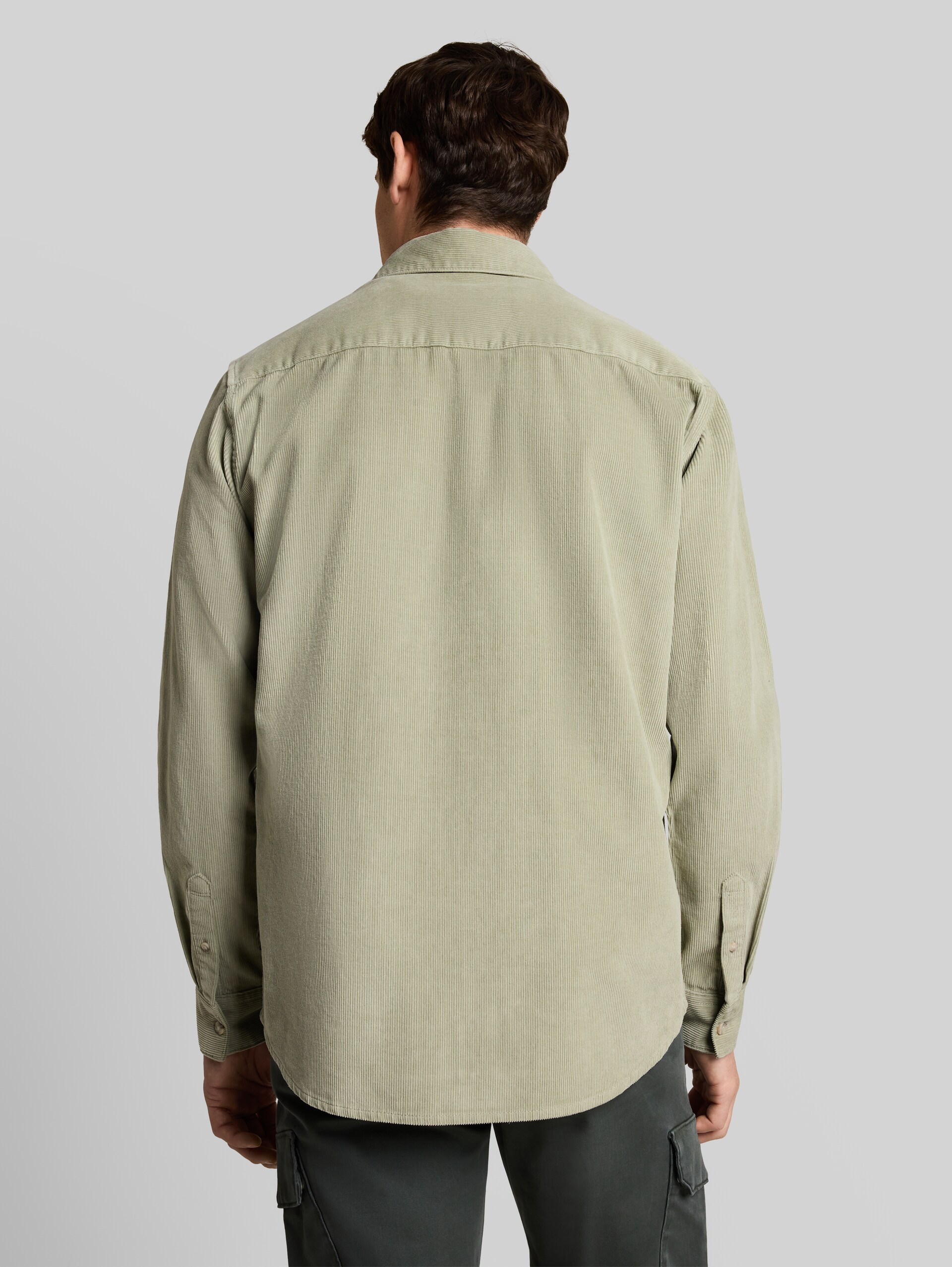 Chemise en velours côtelé coupe classique avec poche poitrine - iron mint - Découpe Vue arrière du modèle