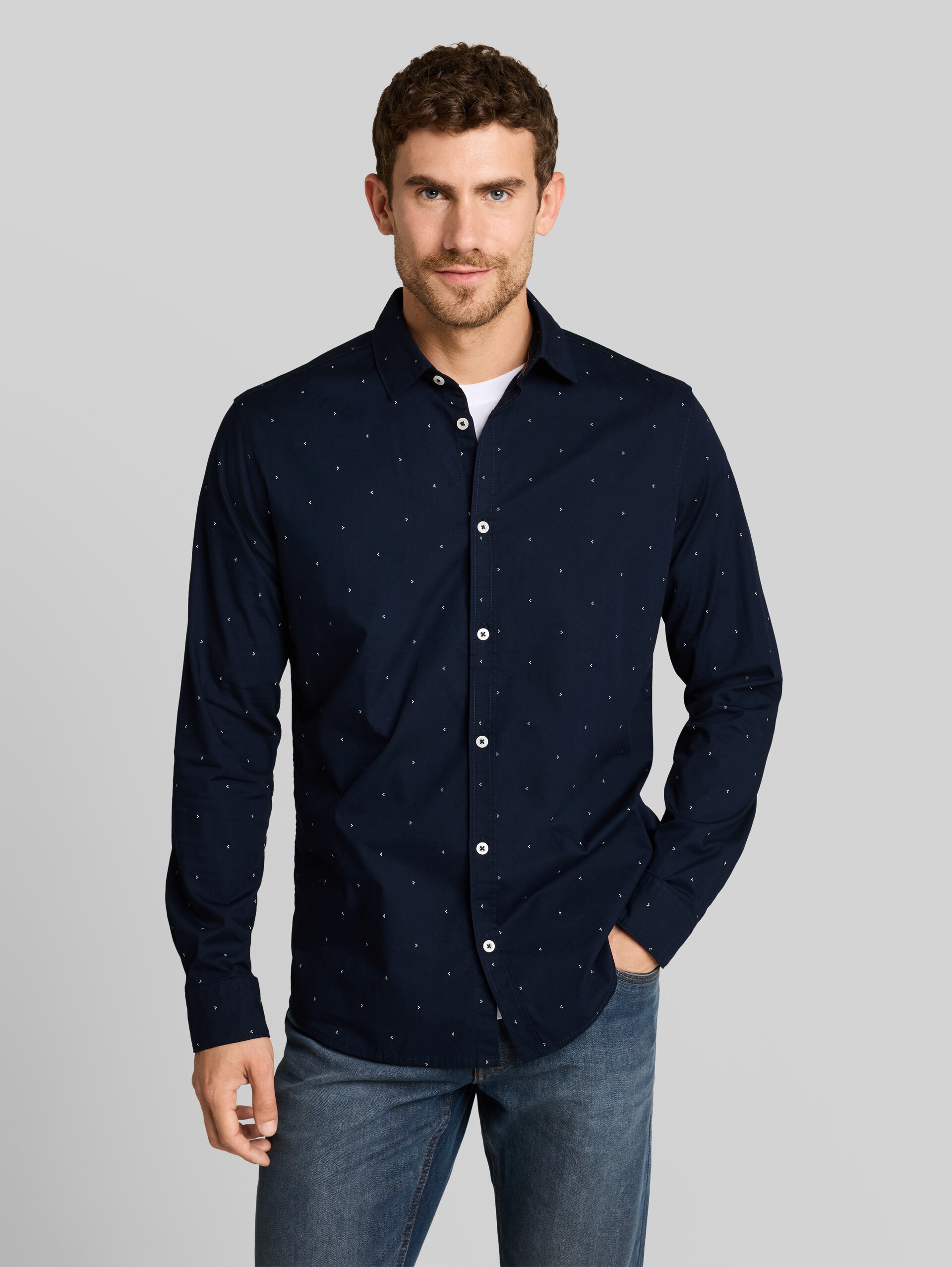 Fitted Hemd mit Stretch - dark blue white dot design - Ausschnitt Model-Vorderansicht