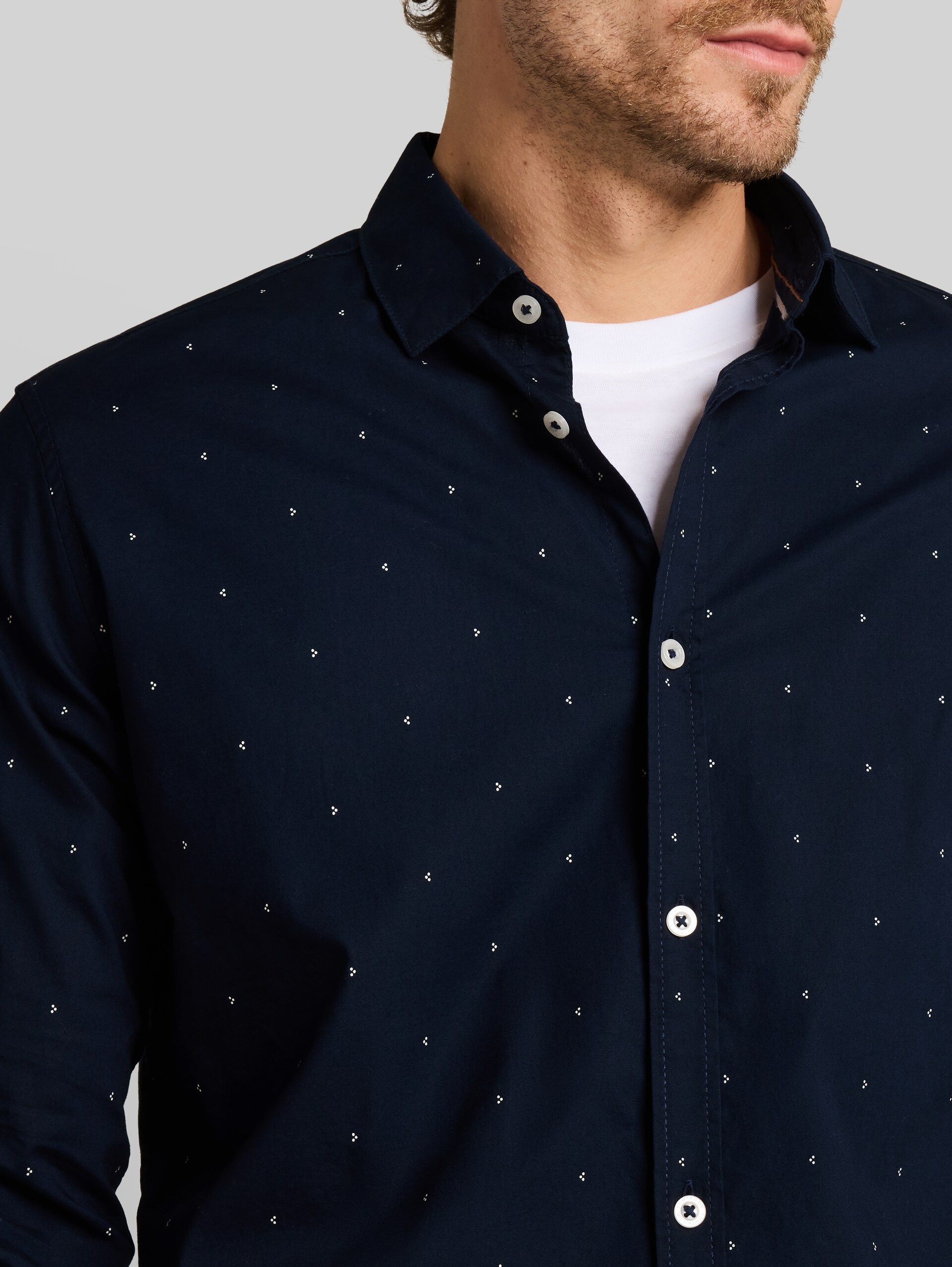 Fitted Hemd mit Stretch - dark blue white dot design - Detail-Model-Ansicht