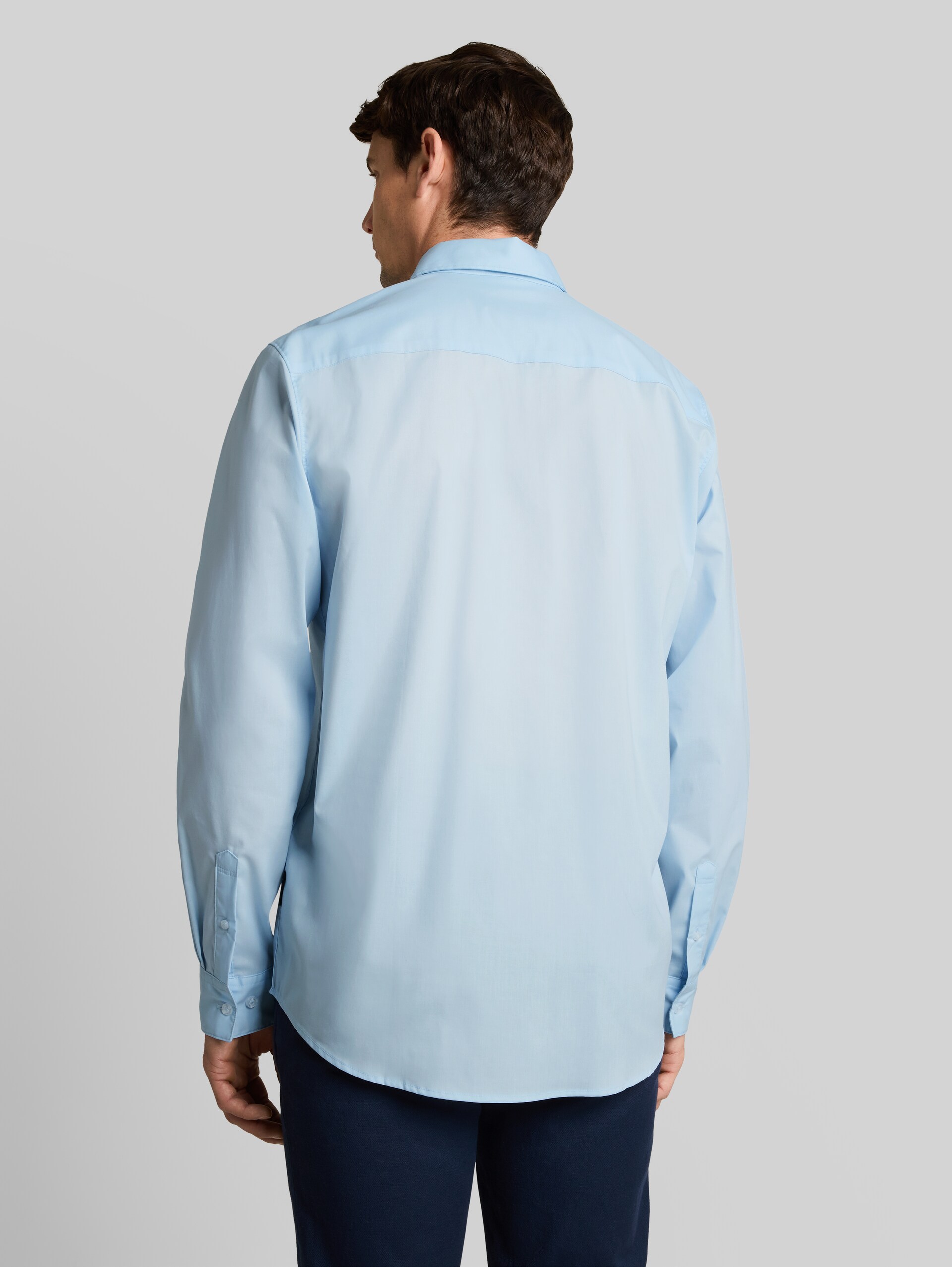 Regular Fit Hemd mit Stretch - Light Metal Blue - Auschnitt Model-Rückansicht