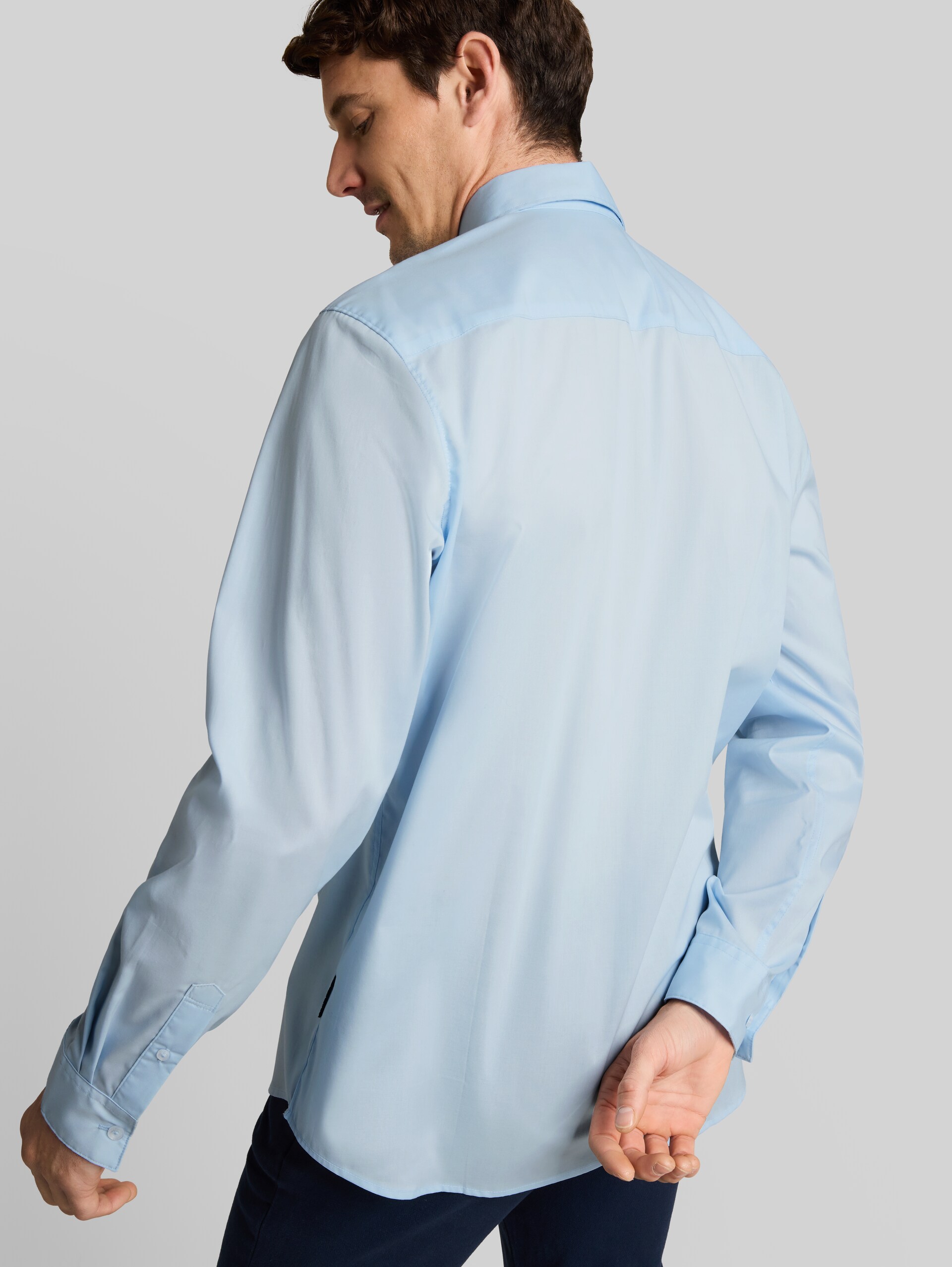 Regular Fit Hemd mit Stretch - Light Metal Blue - Detail-Model-Ansicht