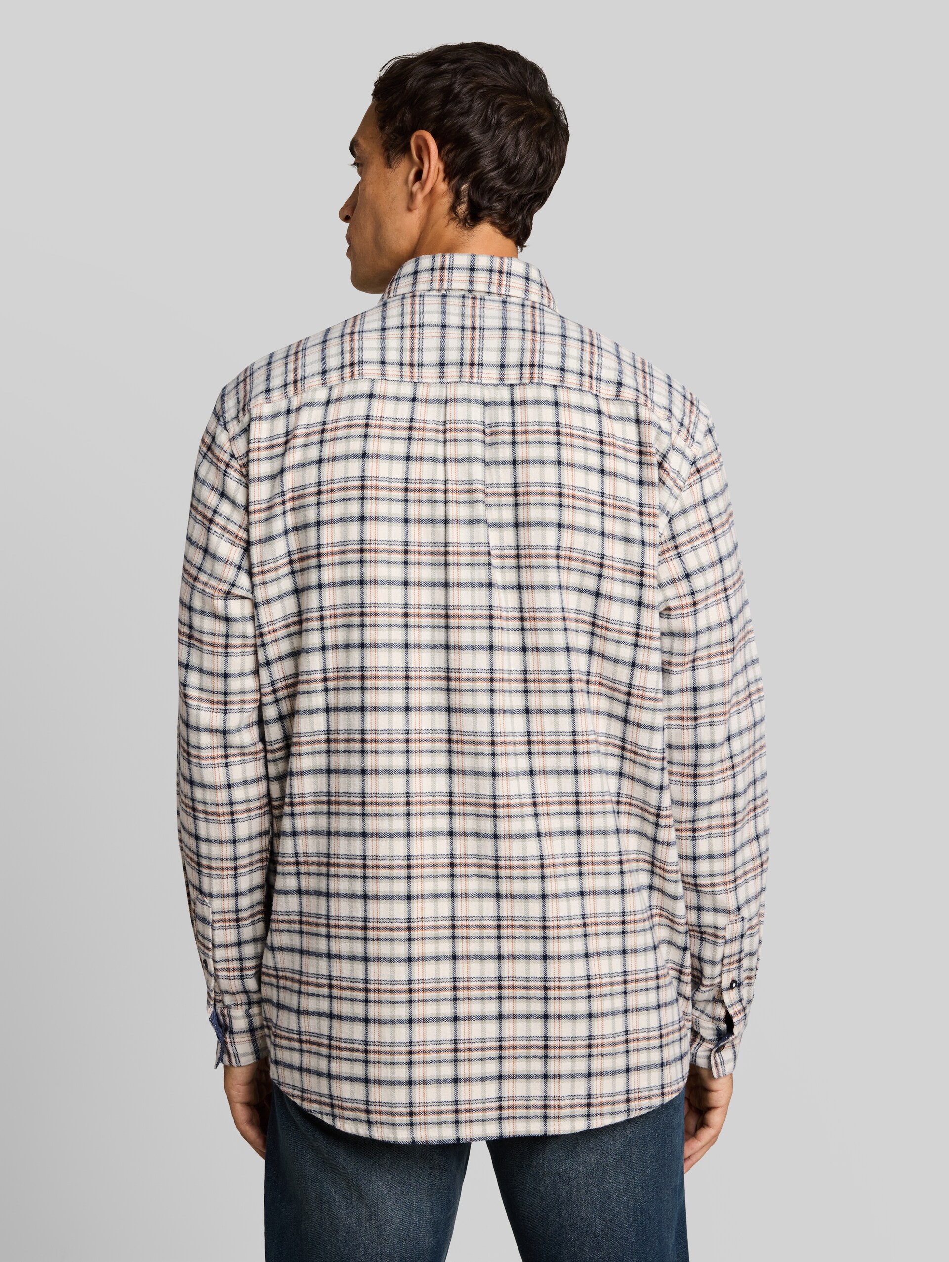 Comfort Fit Flanell-Hemd mit Karomuster - white based mint check - Auschnitt Model-Rückansicht