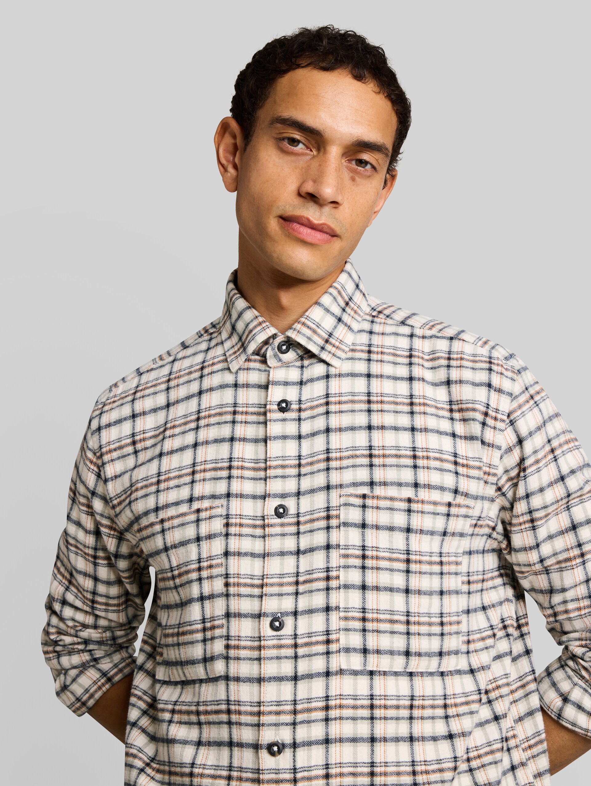 Comfort Fit Flanell-Hemd mit Karomuster - white based mint check - Detail-Model-Ansicht