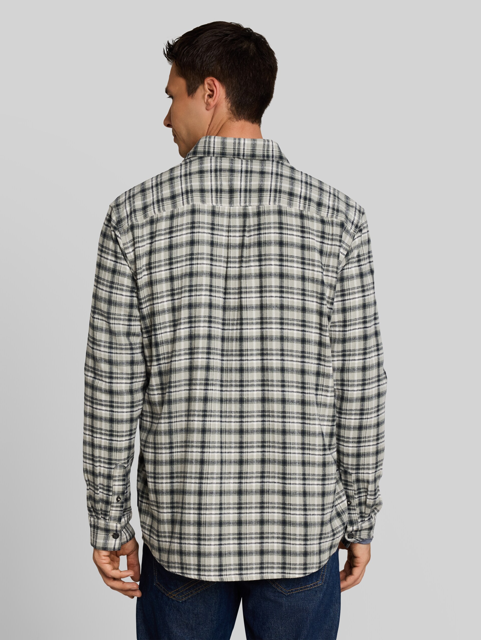 Comfort Fit Flanell-Hemd mit Karomuster - mint based white blue check - Auschnitt Model-Rückansicht