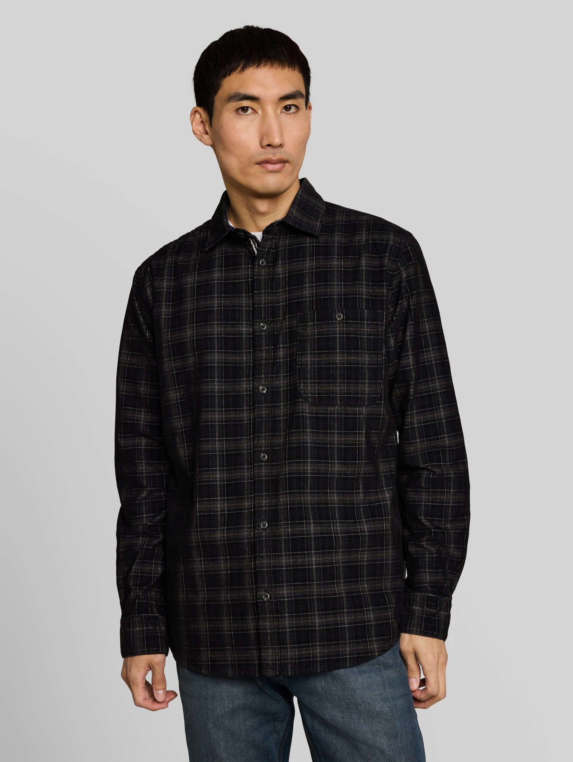 Regular Fit Cordhemd mit Karomuster - black based blue check - Ausschnitt Model-Vorderansicht