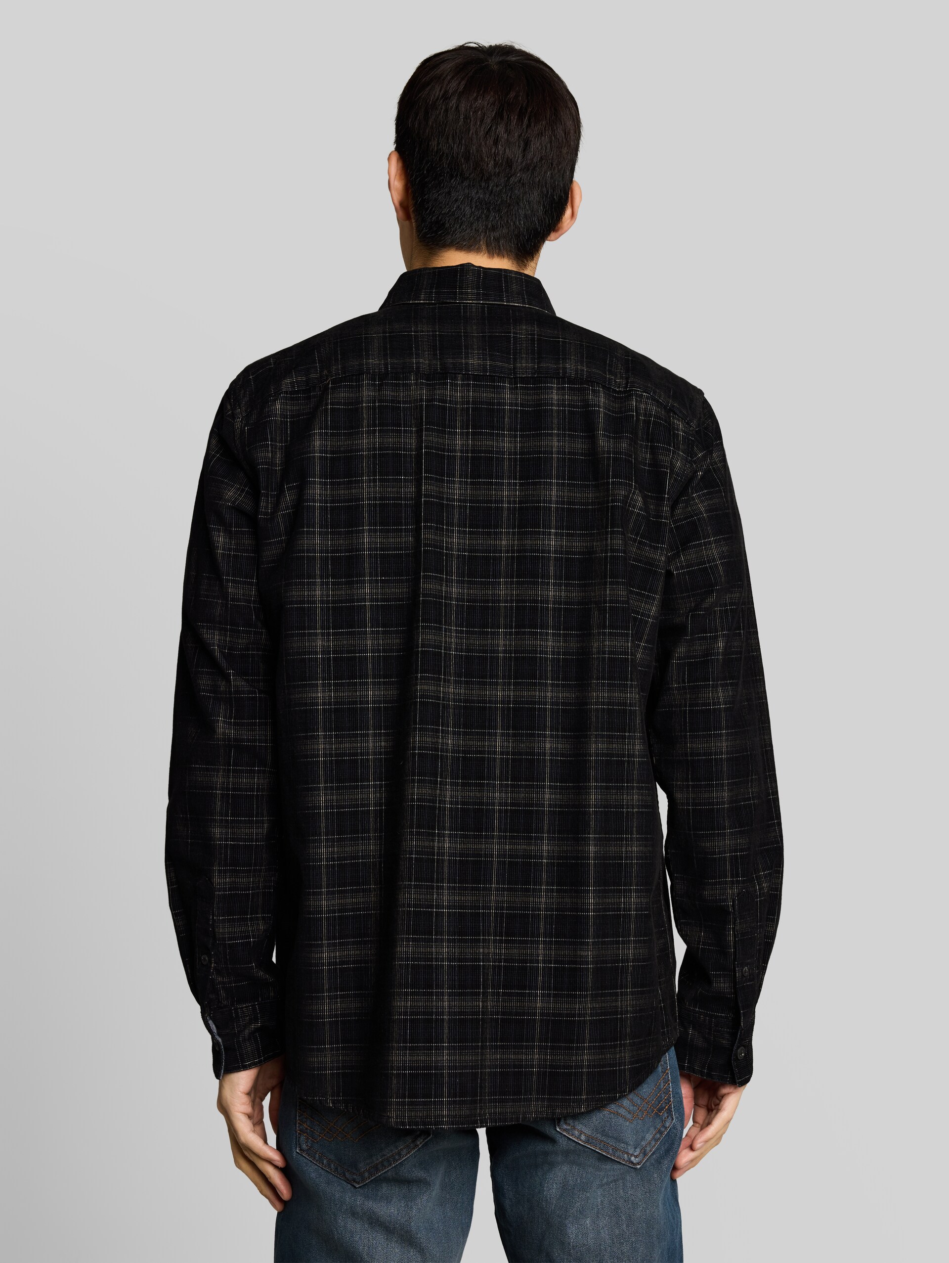 Regular Fit Cordhemd mit Karomuster - black based blue check - Auschnitt Model-Rückansicht