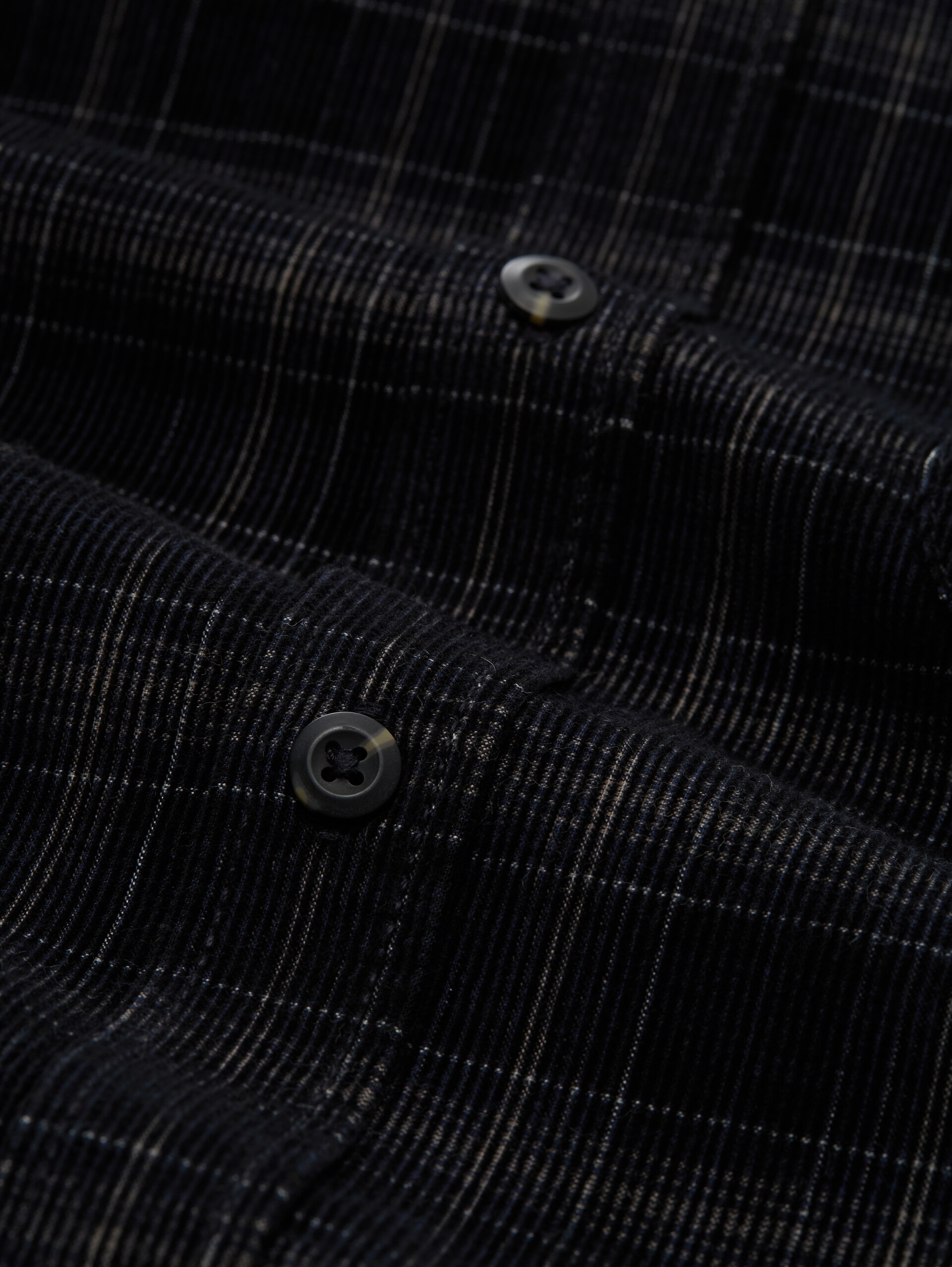 Regular Fit Cordhemd mit Karomuster - black based blue check - Material-Ansicht