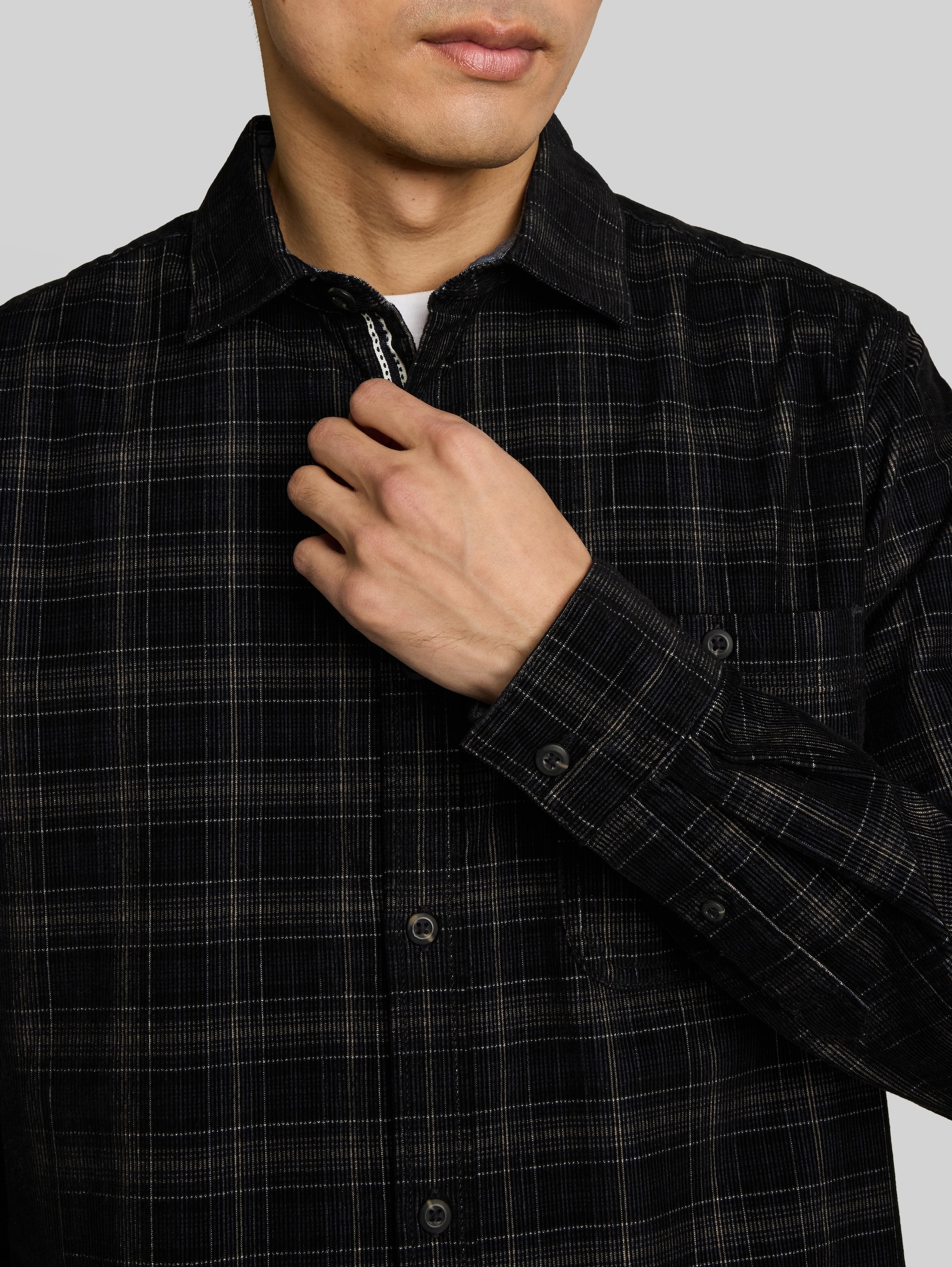 Regular Fit Cordhemd mit Karomuster - black based blue check - Detail-Model-Ansicht