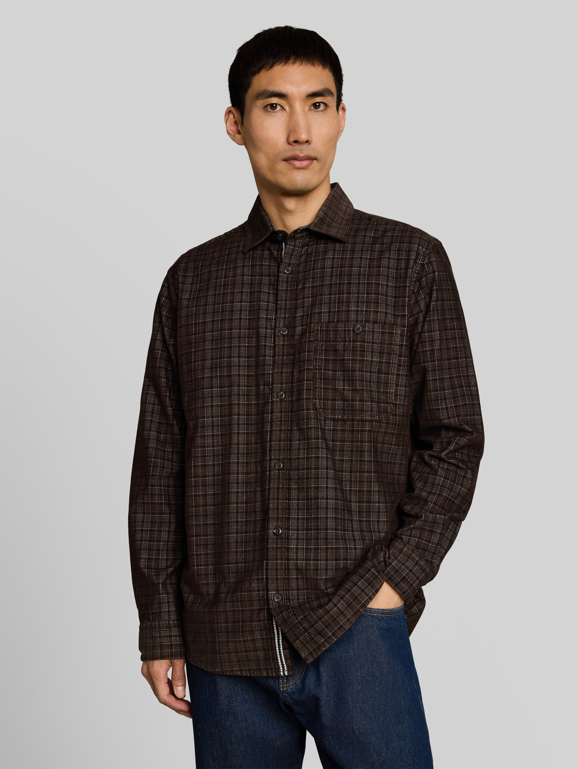 Regular fit corduroy overhemd met ruitpatroon - dark brown based check - Nek model vooraanzicht