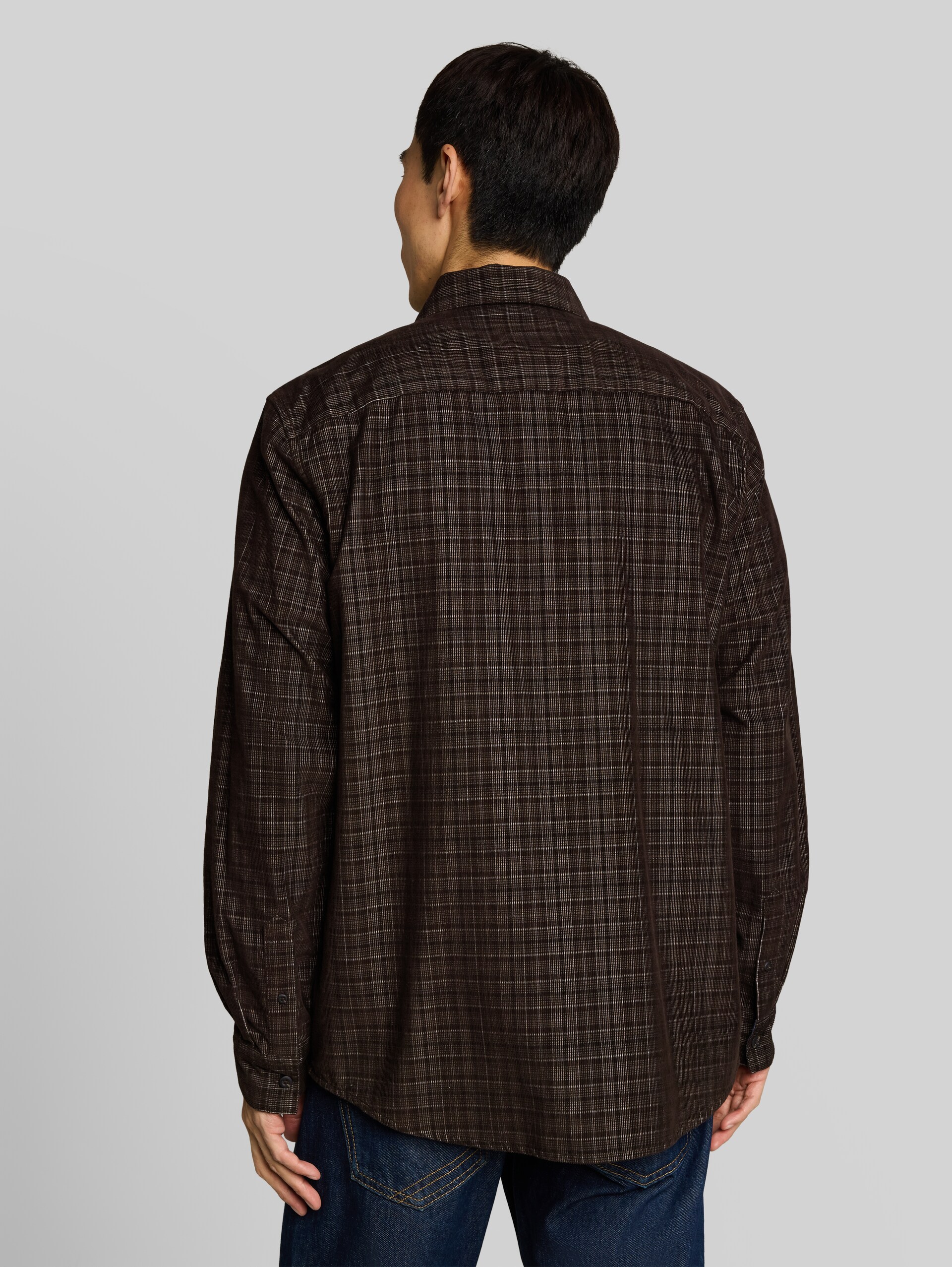 Regular fit corduroy overhemd met ruitpatroon - dark brown based check - Neklijn model-achteraanzicht