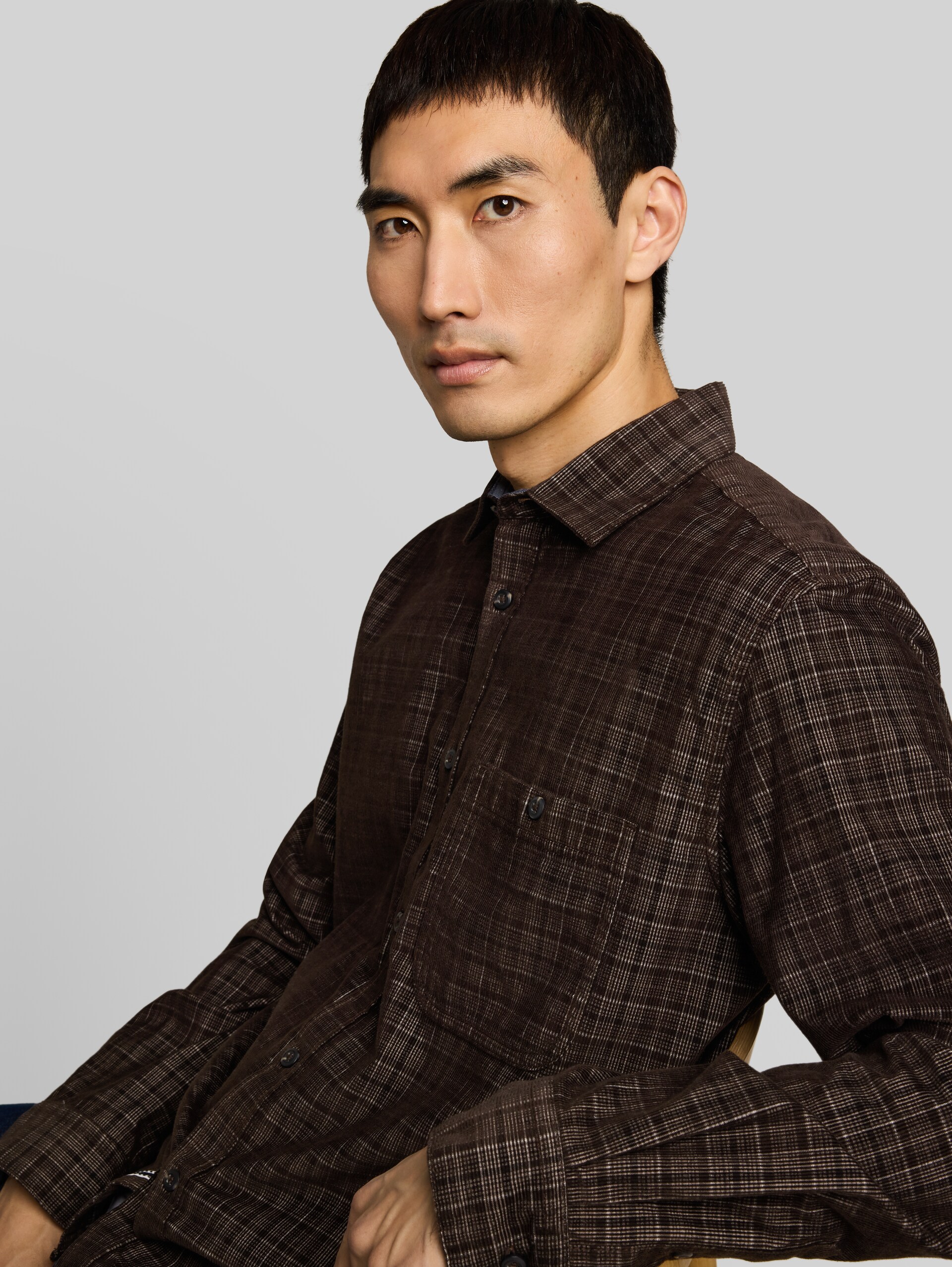 Regular fit corduroy overhemd met ruitpatroon - dark brown based check - Detailaanzicht model