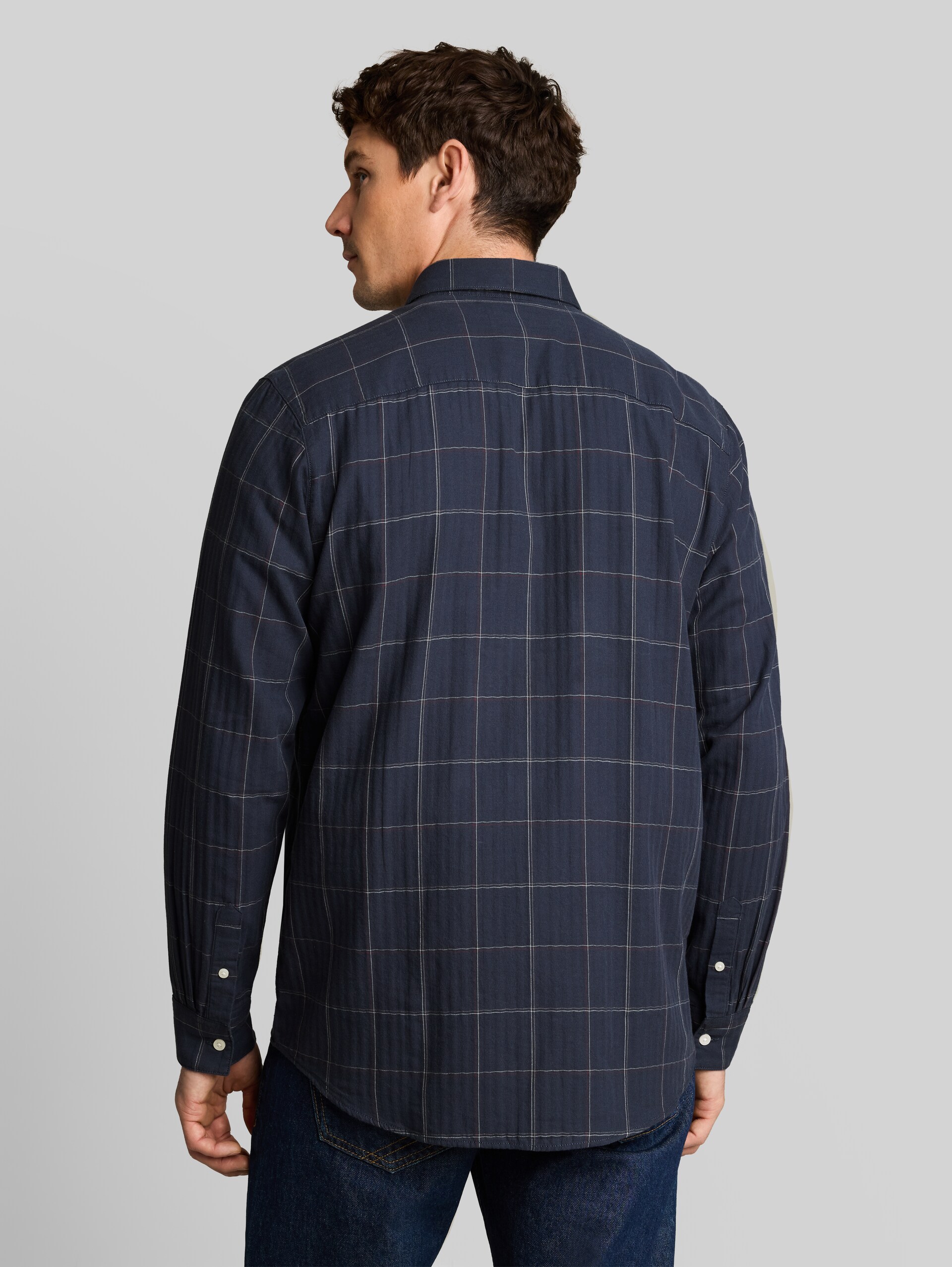 Regular Fit Hemd aus Baumwolle - blue window check - Auschnitt Model-Rückansicht