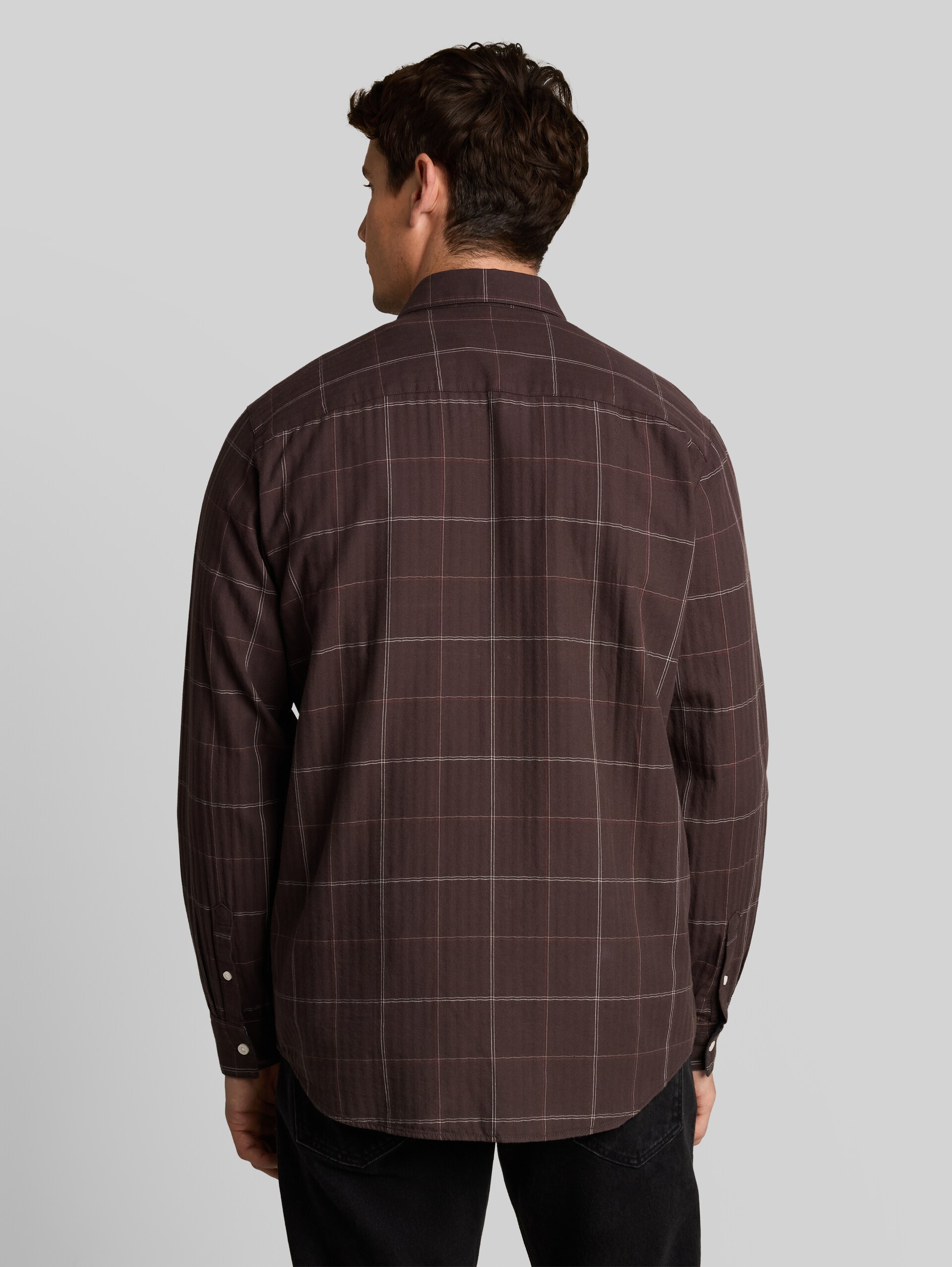 Regular Fit Hemd aus Baumwolle - brown window check - Auschnitt Model-Rückansicht