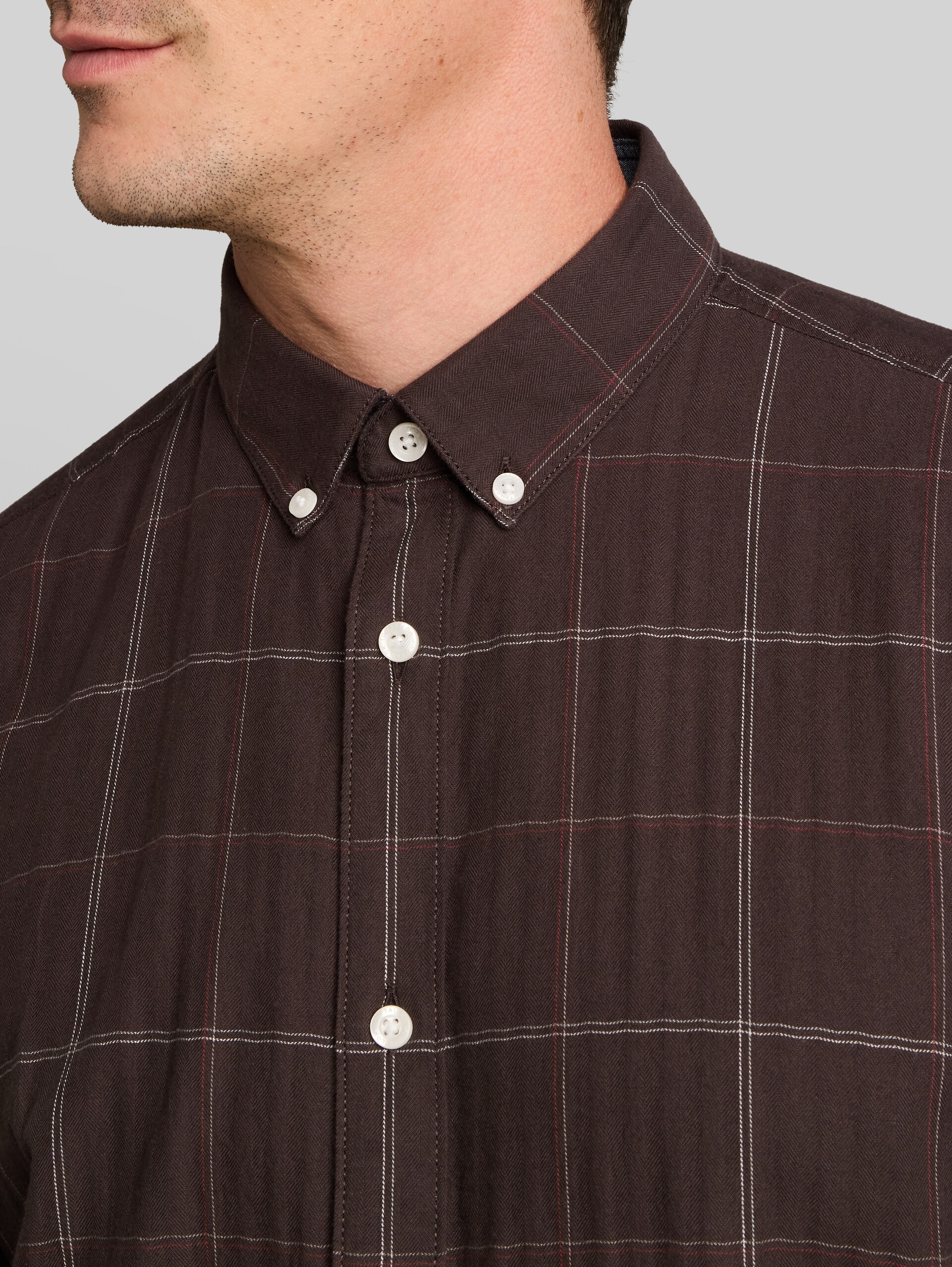 Regular Fit Hemd aus Baumwolle - brown window check - Detail-Model-Ansicht